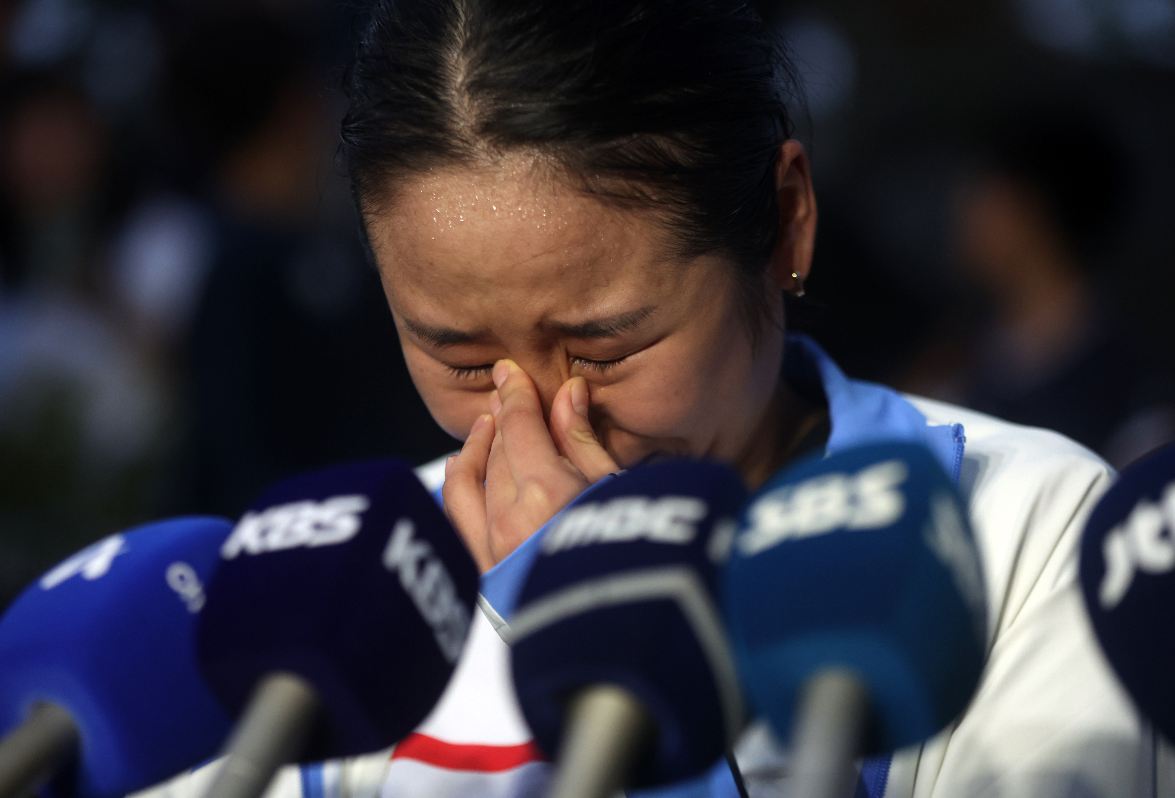 안세영이 9일 경남 밀양시배드민턴경기장에서 열린 제105회 전국체육대회 배드민턴 단체 여자 일반부 경기를 통해 두 달 만에 코트에 복귀한 뒤 취재진과 인터뷰하다가 눈믈을 흘리고 있다. 연합뉴스