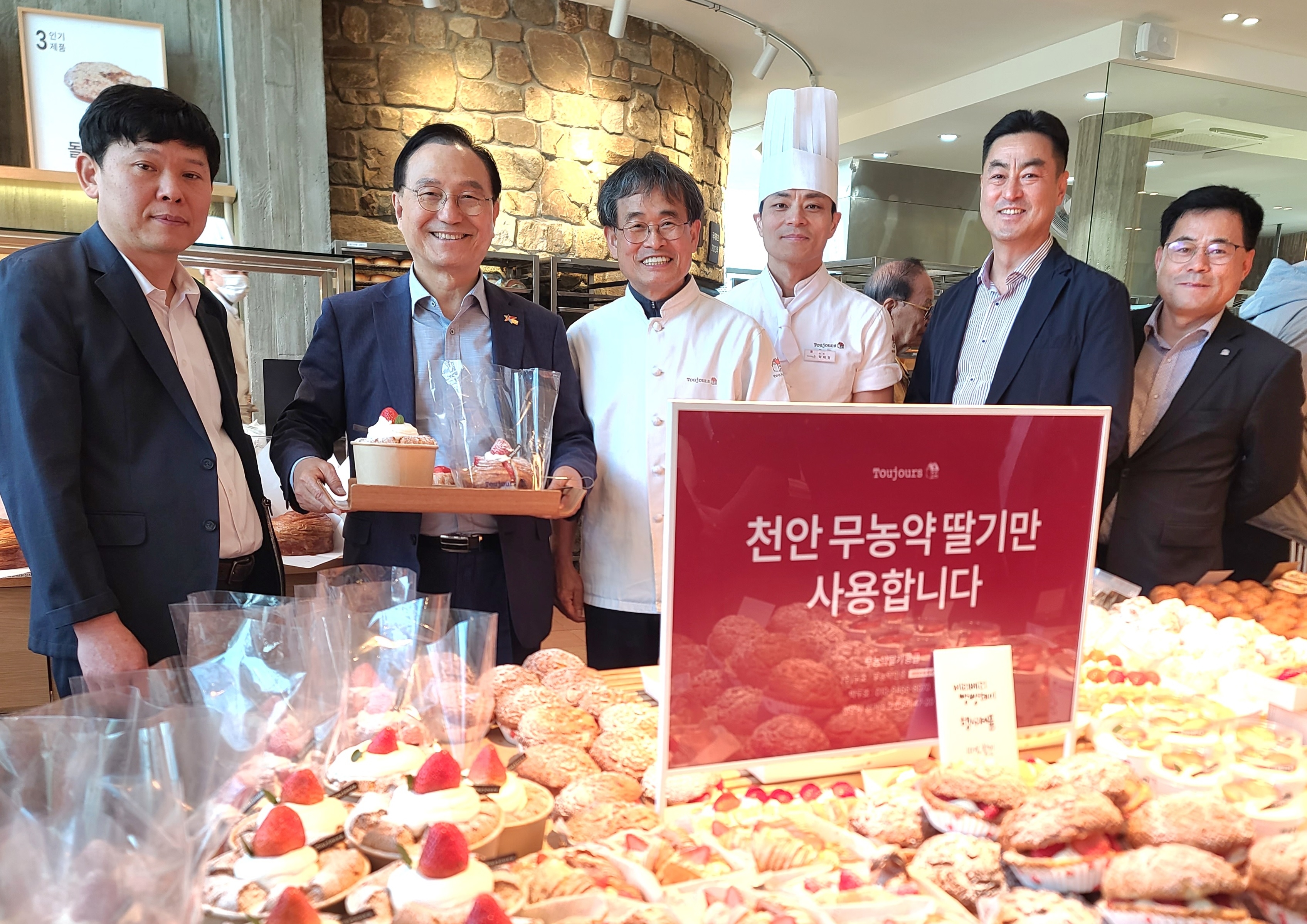 박상돈(왼쪽 두 번째) 천안시장이 ‘빵빵데이’ 축제 기간 뚜쥬루 돌가마점에서 천안 농특산물을 이용한 빵을 구매한 뒤 기념사진을 찍고 있다. 천안시 제공