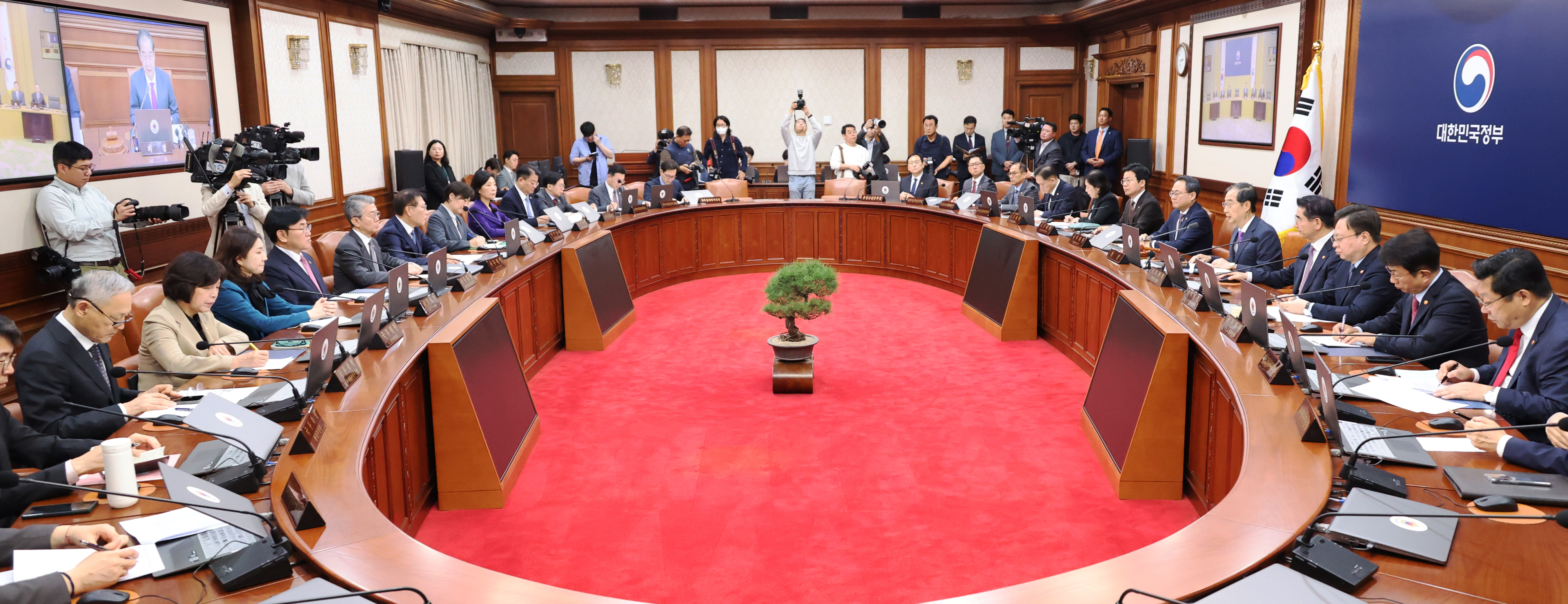 한덕수 국무총리가 10일 서울 종로구 정부서울청사에서 열린 국무회의에서 발언하고 있다. 2024.10.10 연합뉴스