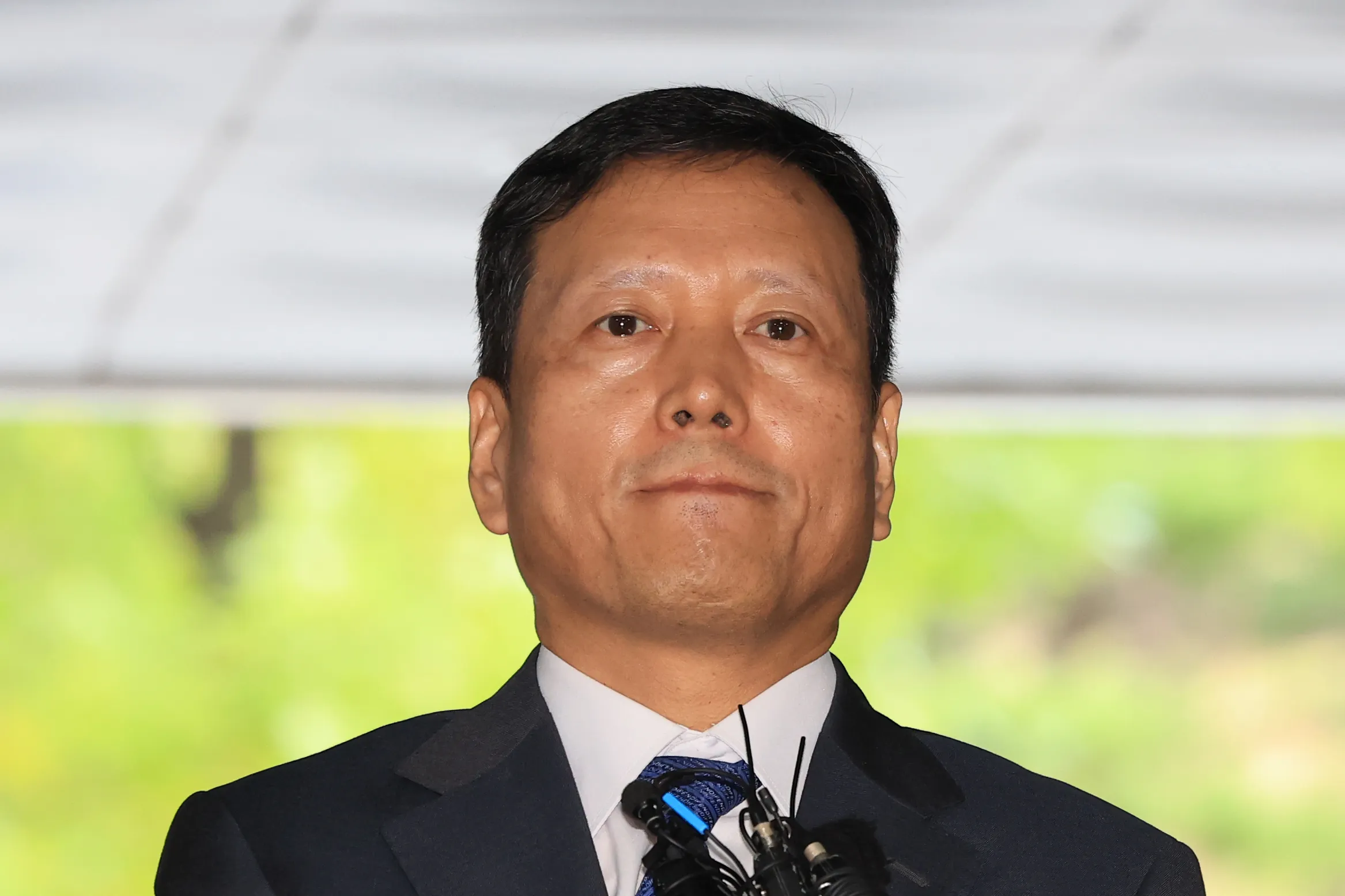 질문 듣는 구영배 큐텐 대표  티몬·위메프 대규모 미정산 사태와 관련해 구영배 큐텐 그룹 대표가 10일 오전 서울 서초구 서울중앙지방법원에서 열린 구속 전 피의자 심문(영장실질심사)에 출석하며 취재진 질문을 듣고 있다. 연합뉴스