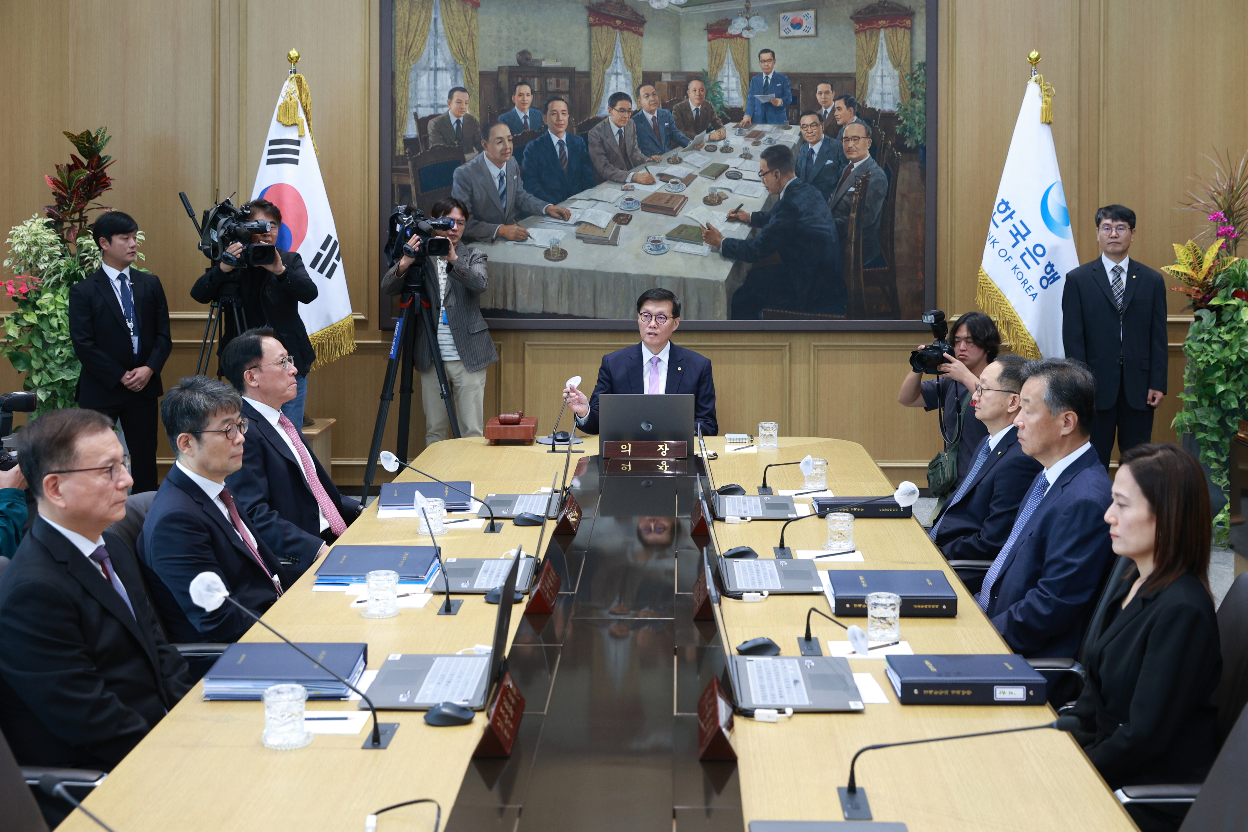 이창용(가운데) 한국은행 총재가 11일 서울 중구 한국은행 본관에서 열린 금융통화위원회를 주재하고 있다. 사진공동취재단