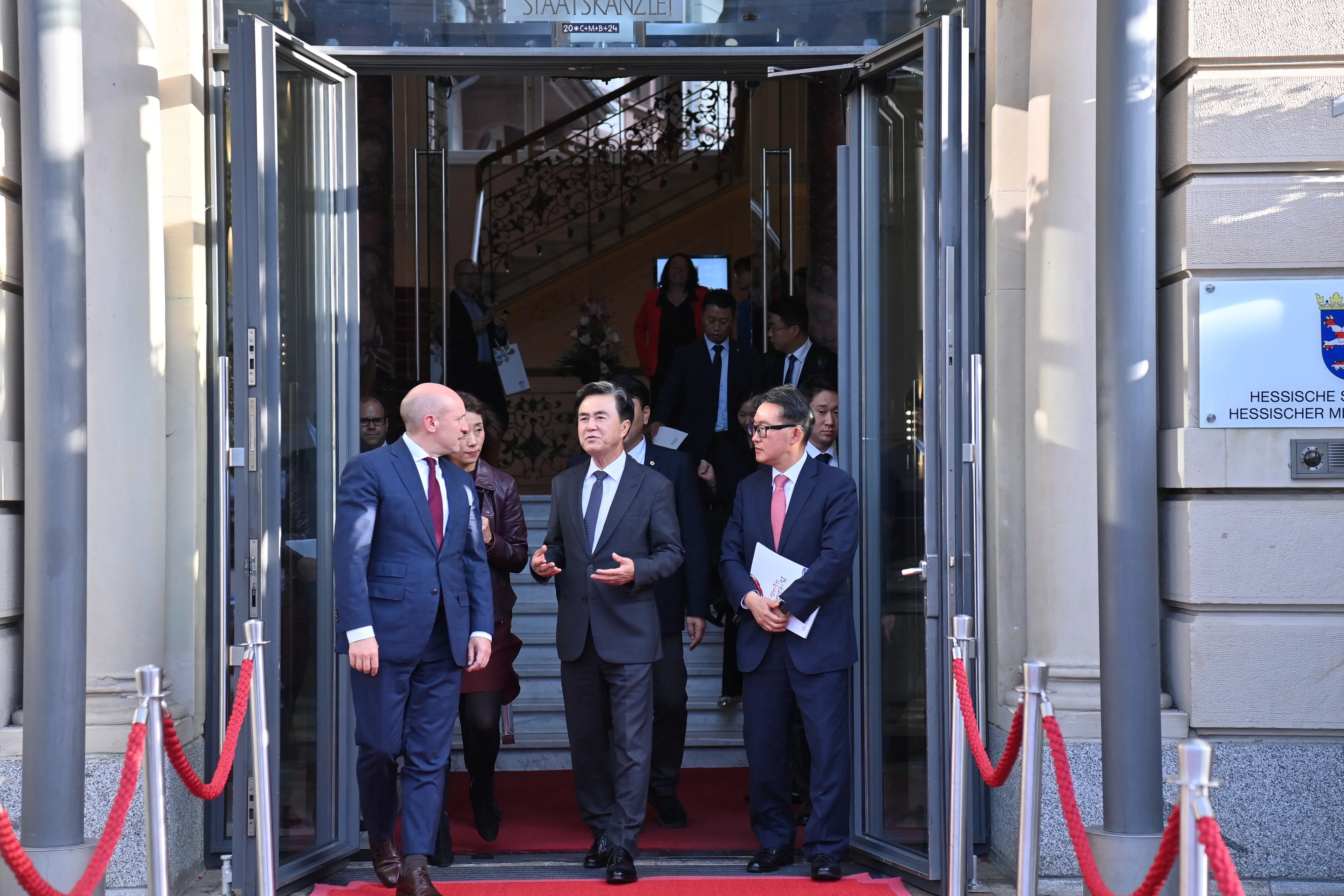 김태흠 충남지사가 독일  헤센주의회 청사에서 만프레드 펜츠 헤센주 대외협력장관과 만나고 있다. 도 제공