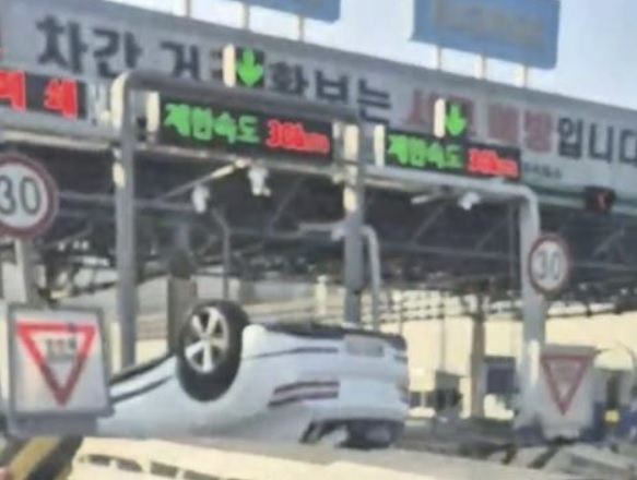 11일 오전 7시쯤 남양주시 수도권 제1순환고속도로 불암산 요금소에서 하이패스 차로를 통과하던 승용차가 구조물을 들이받고 전복됐다. 연합뉴스