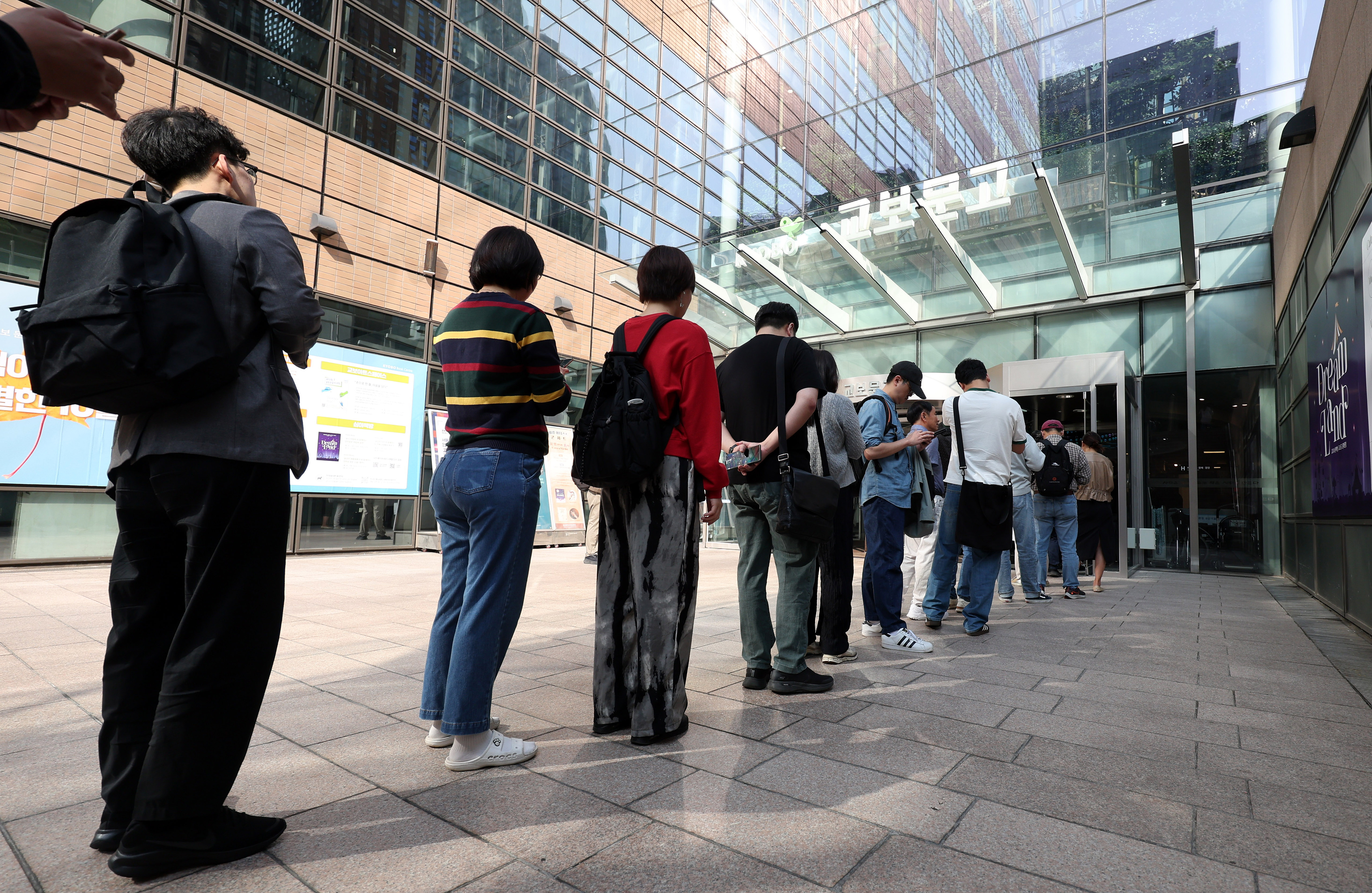 11일 오전 서울 종로구 교보문고 광화문점에서 시민들이 노벨 문학상을 수상한 소설가 한강의 책을 구매하기 위해 줄 서 있다. 2024.10.11 뉴시스