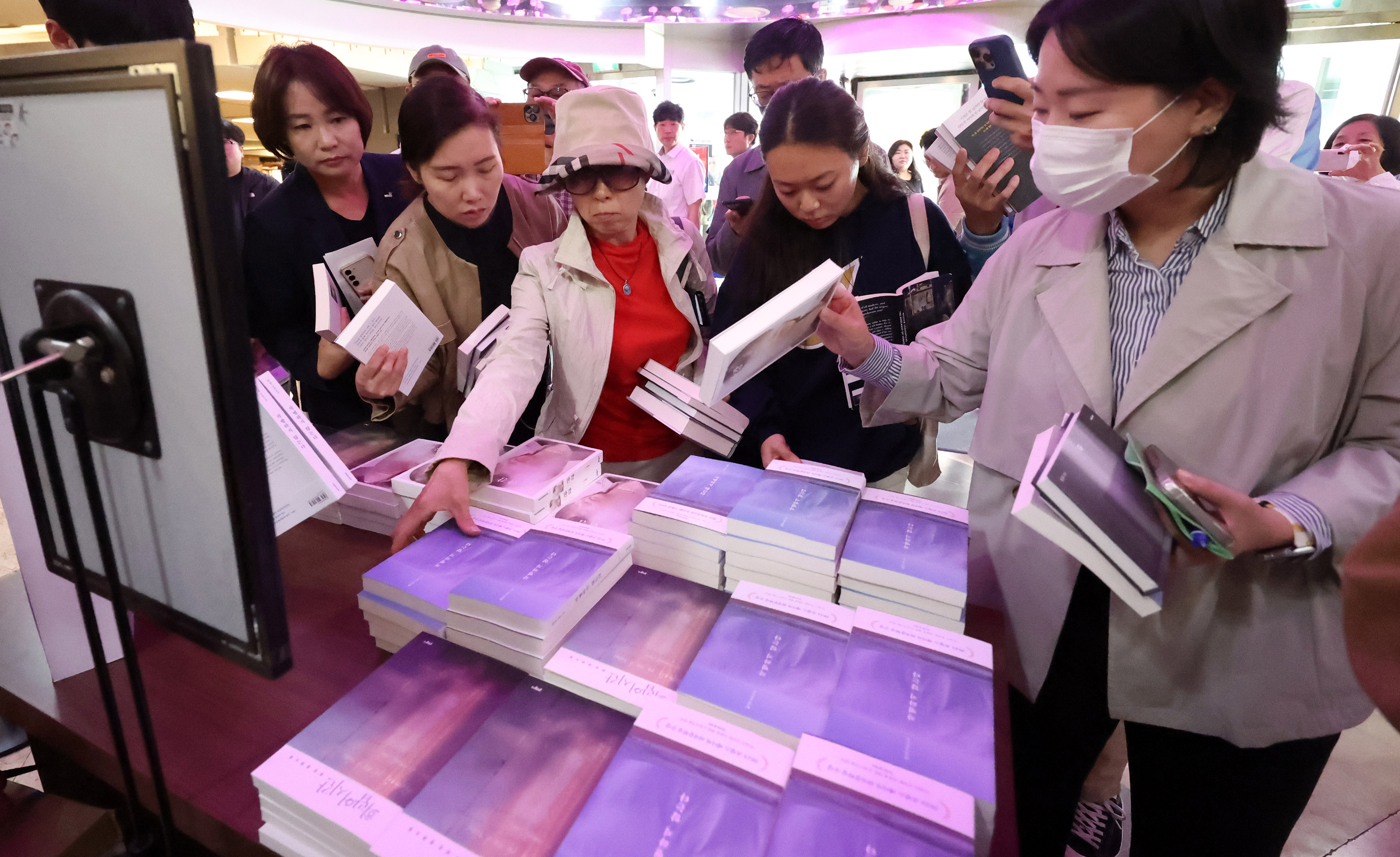 11일 오전 서울 종로구 교보문고 광화문점에서 시민들이 노벨 문학상을 수상한 소설가 한강의 책을 고르고 있다. 2024.10.11. 뉴시스