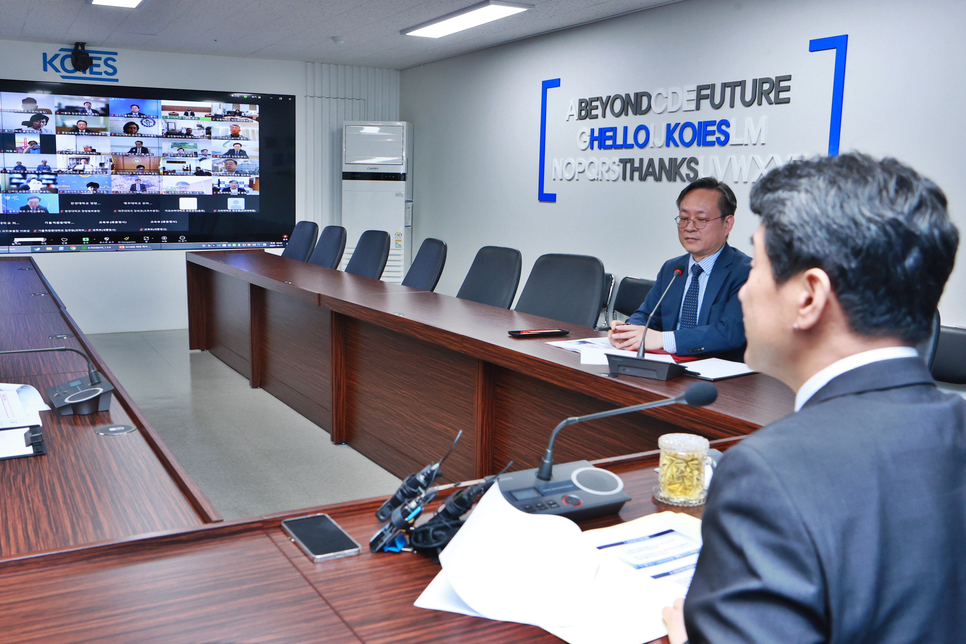 이주호(오른쪽) 부총리 겸 교육부 장관이 11일 오전 서울 영등포구 한국교육시설안전원에서 화상으로 열린 의과대학 운영 대학 총장 간담회에서 발언하고 있다. 연합뉴스