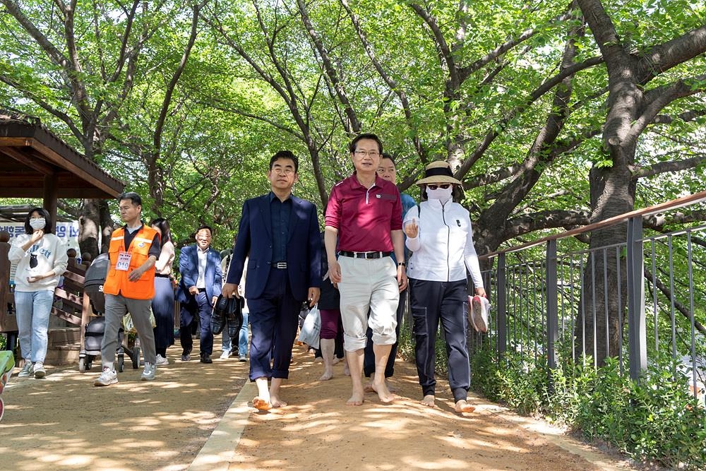 지난 4월 ‘봄꽃 황톳길 축제’에 참석한 최호권(가운데) 영등포구청장. 영등포구 제공