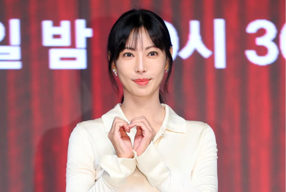 배우 김소연이 11일 오전 서울 강남구 엘리에나 호텔에서 열린 JTBC 토일드라마 ‘정숙한 세일즈’ 제작발표회에서 포즈를 취하고 있다. 2024.10.11. 뉴시스