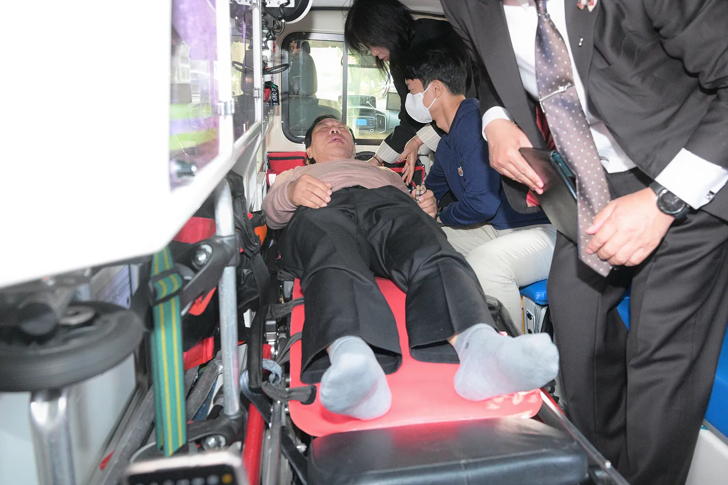 6일째 단식농성에 나섰던 최민호 세종시장이 건강이 나빠지면서 병원으로 이동하고 있다.. 시 제공