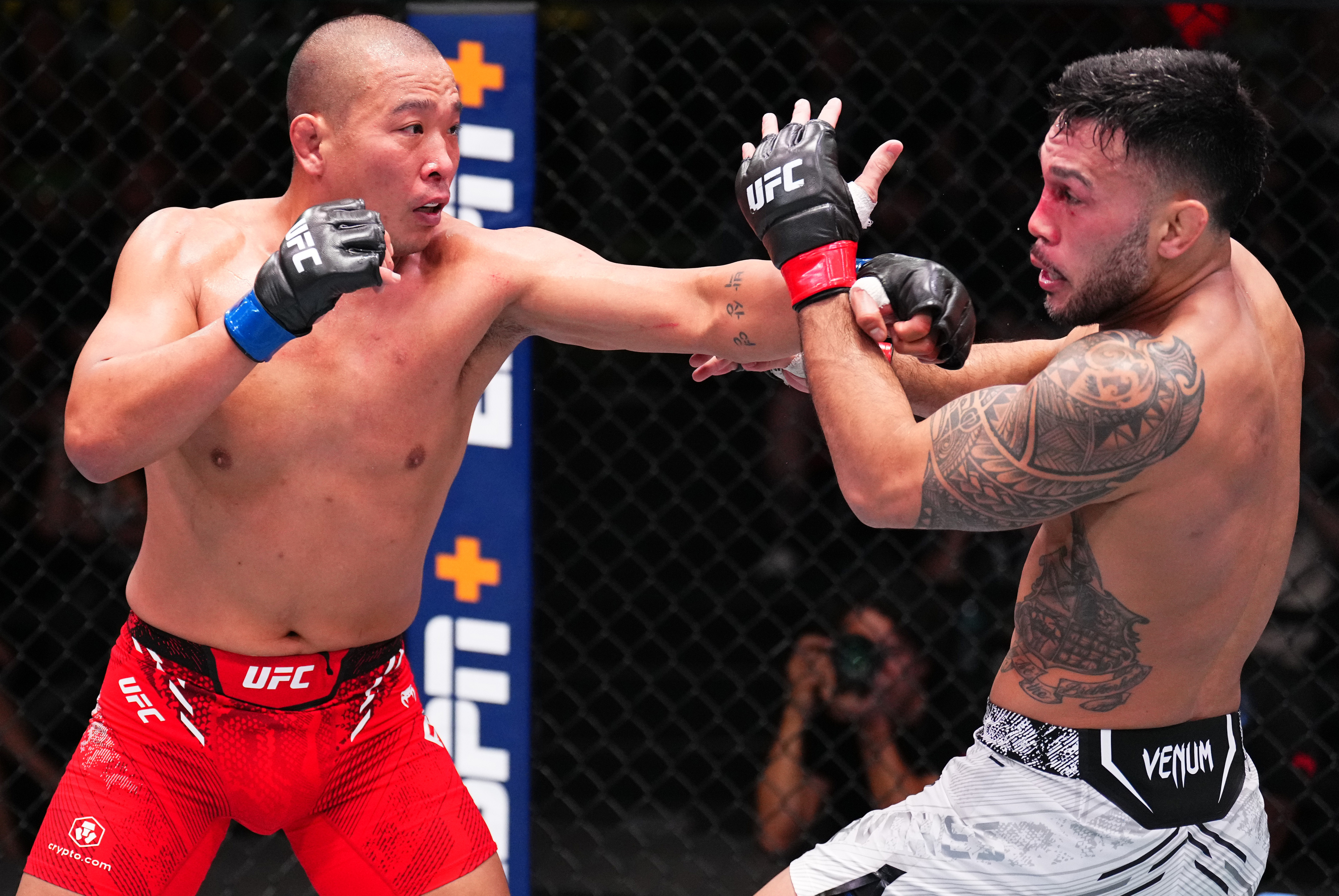 13일 UFC 경기에서 박준용이 타바레스의 안면에 주먹을 때려 넣고 있다.  UFC 제공