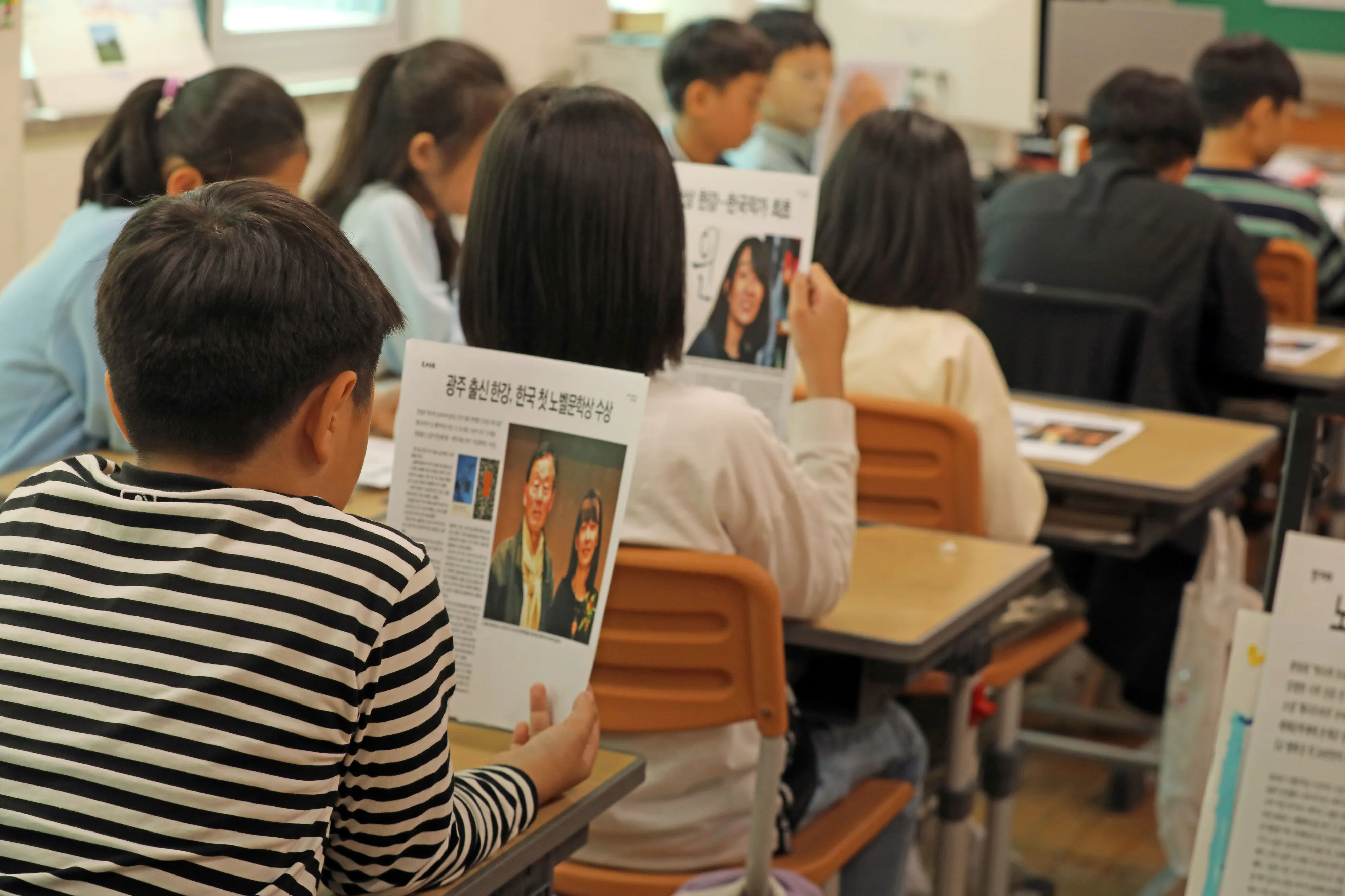 선배 노벨상 수상 기쁨을 함께  한강 작가를 배출한 광주 북구 효동초등학교의 한 교실에서 11일 오전 노벨문학상 수상과 관련한 수업을 진행하고 있다. 2024.10.11. 광주 뉴스1