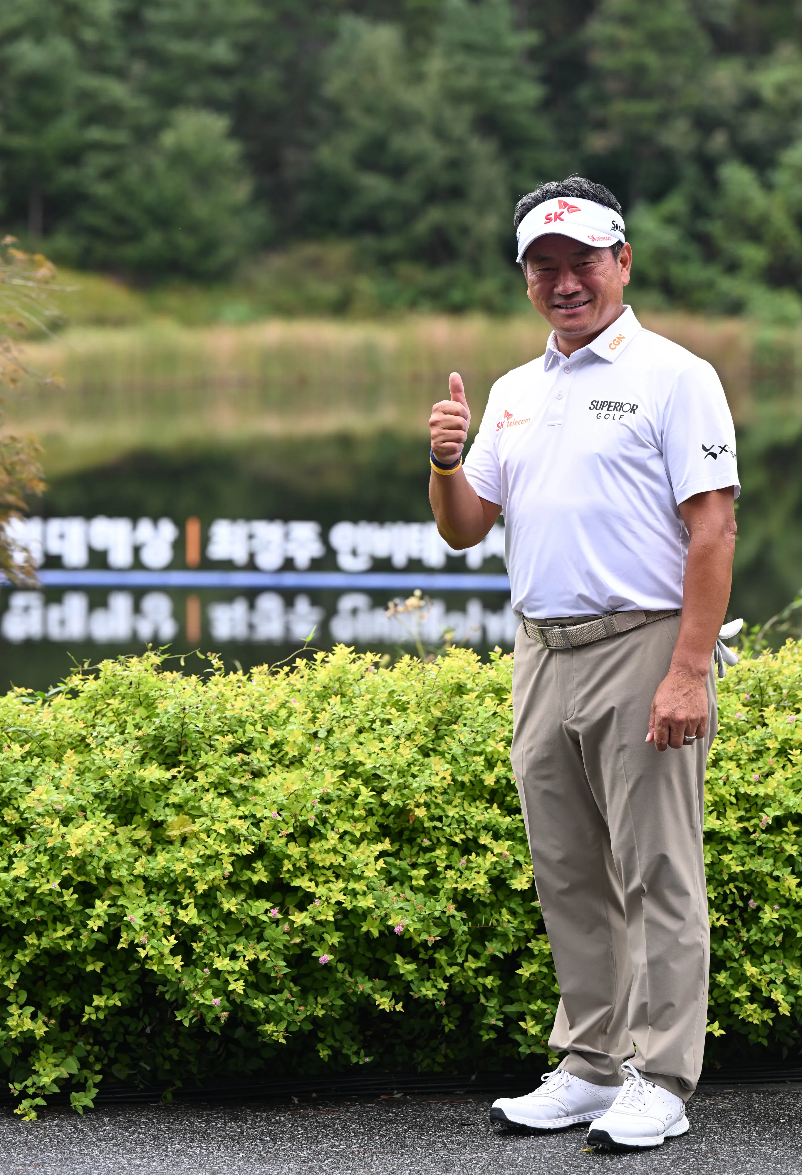 최경주가 지난 1일 경기도 여주 페럼클럽 클럽하우스 앞에서 엄지손가락을 치켜세우며 웃고 있다.
여주 안주영 전문기자