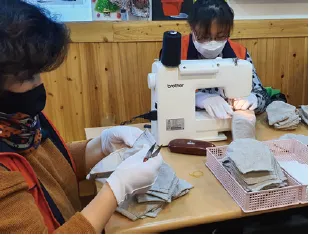 코로나19 팬데믹 기간 부산 연제구자원봉사센터에서 자원봉사자들이 취약계층에게 나눠 줄 마스크를 제작하고 있다.
부산시 제공