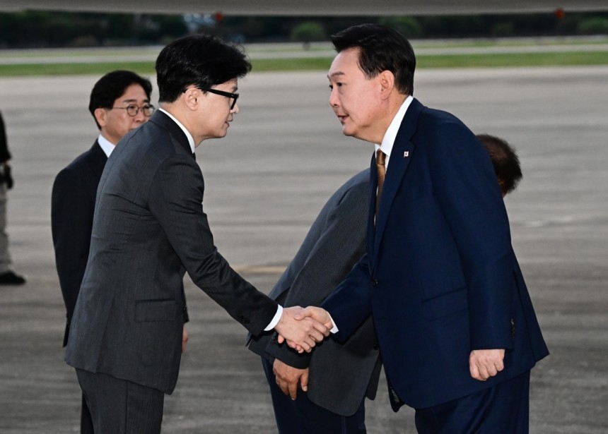 윤석열 대통령이 지난달 22일 2박 4일 간의 체코 순방을 마치고 성남 서울공항으로 입국하며 마중 나온 한동훈 국민의힘 대표와 악수를 나누고 있다. 대통령실 사진기자단