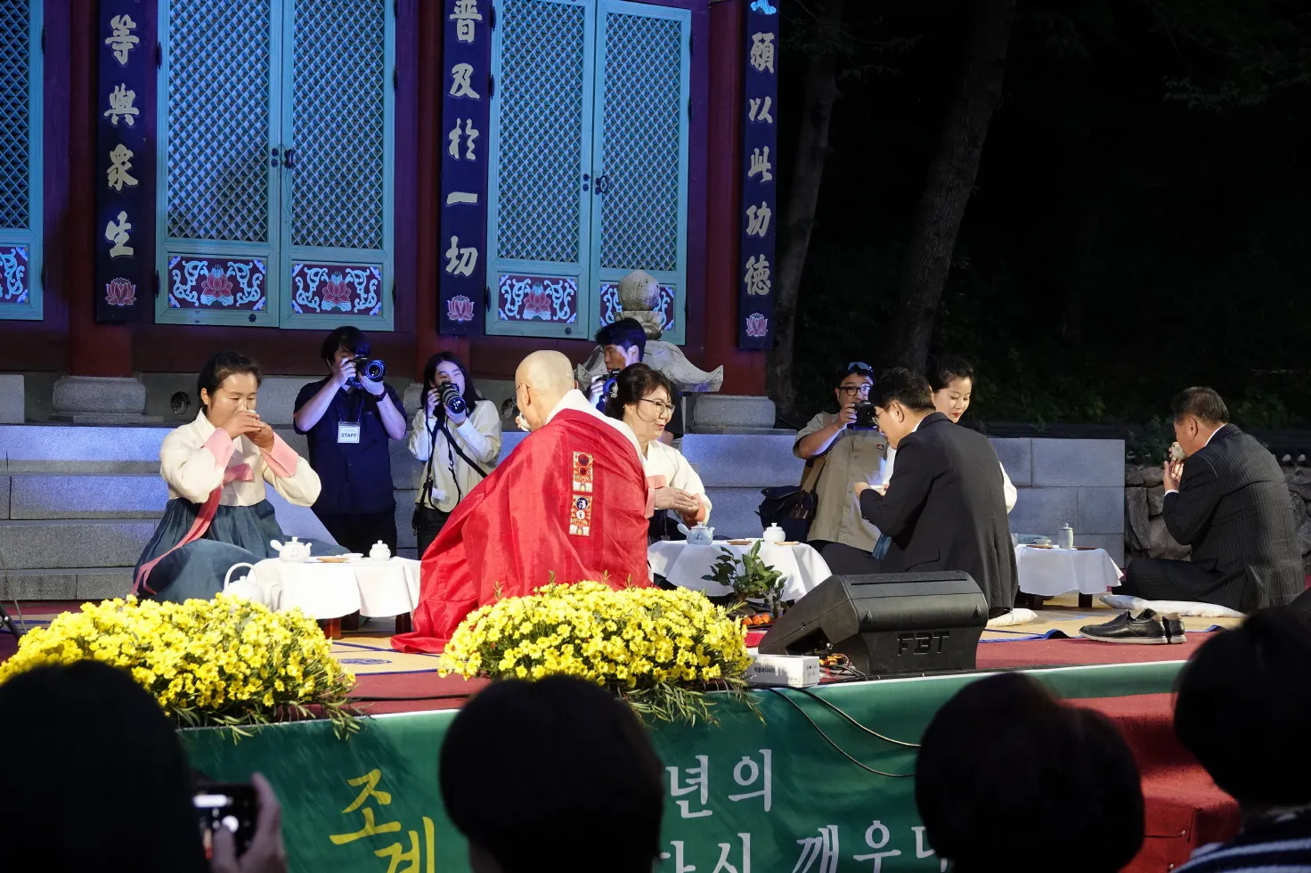 원일 향림사 주지스님과 중국 관계자 등이 우리나라의 전통 다례를 올리고 있다.