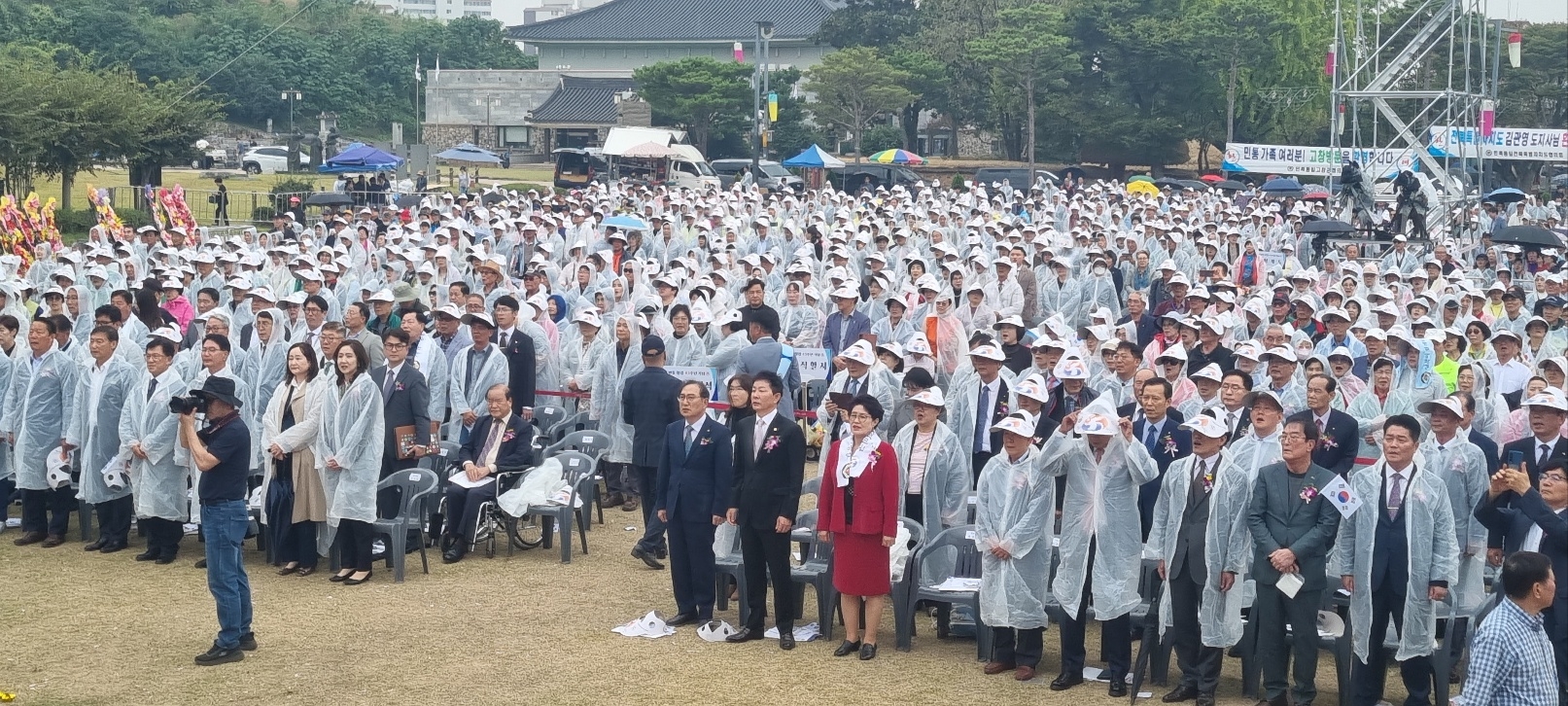 전국 최대 민간통일운동 단체인 민족통일협의회 회원들이 14일 전북 고창읍에서 열린 창설 43주년 기념 민족통일전국대회를 하고 있다.