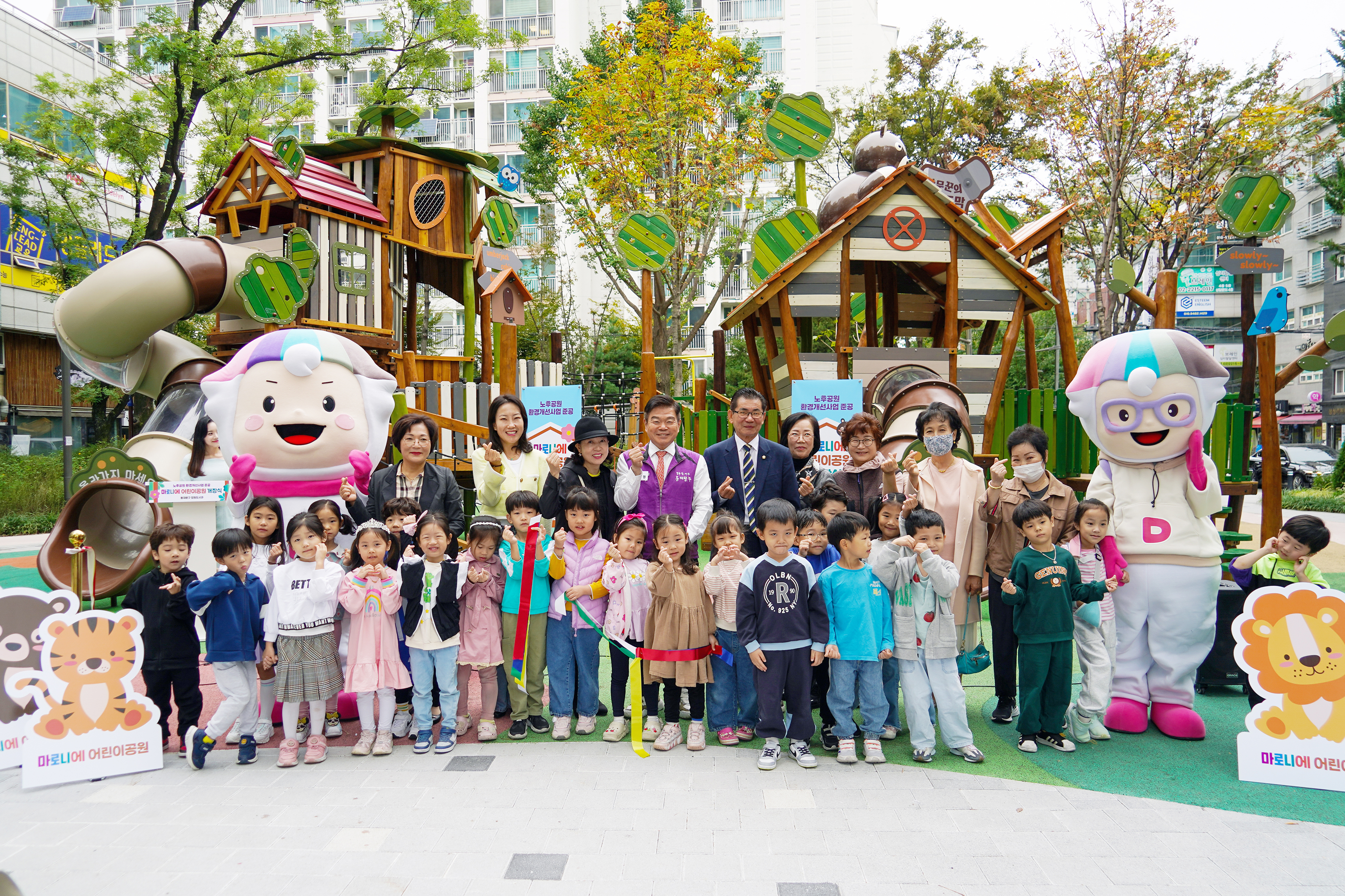 이필형(뒷줄 왼쪽 네번째) 서울 동대문구청장이 14일 장안동 마로니에공원 개장식에 참석해 기념사진을 찍고 있다. 동대문구 제공