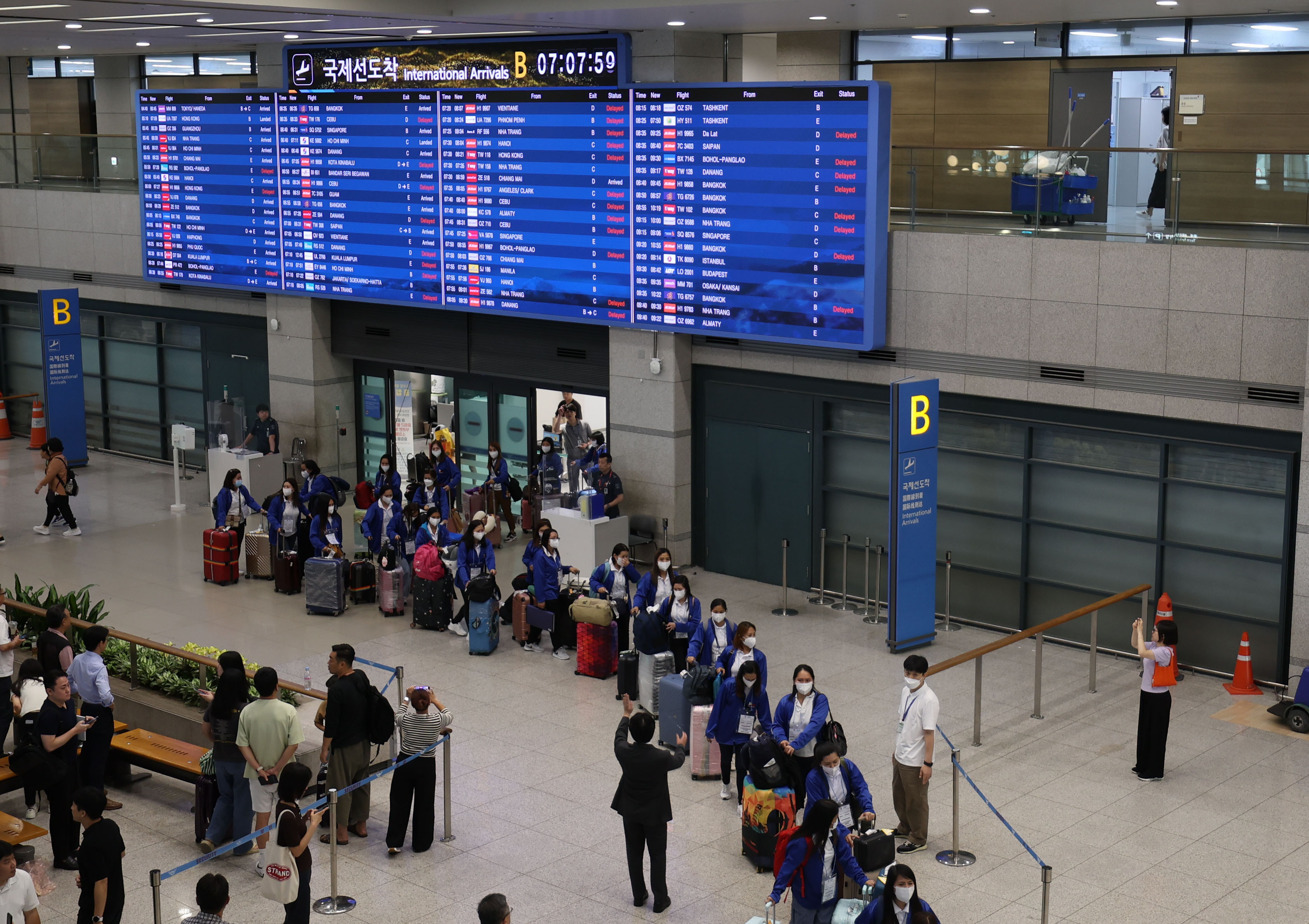 외국인 가사관리사 시범사업에 참여하는 필리핀 가사관리사들이 6일 아침 인천국제공항 제1터미널을 통해 입국한 뒤 버스로 이동하고 있다. 2024.8.6 공항사진기자단