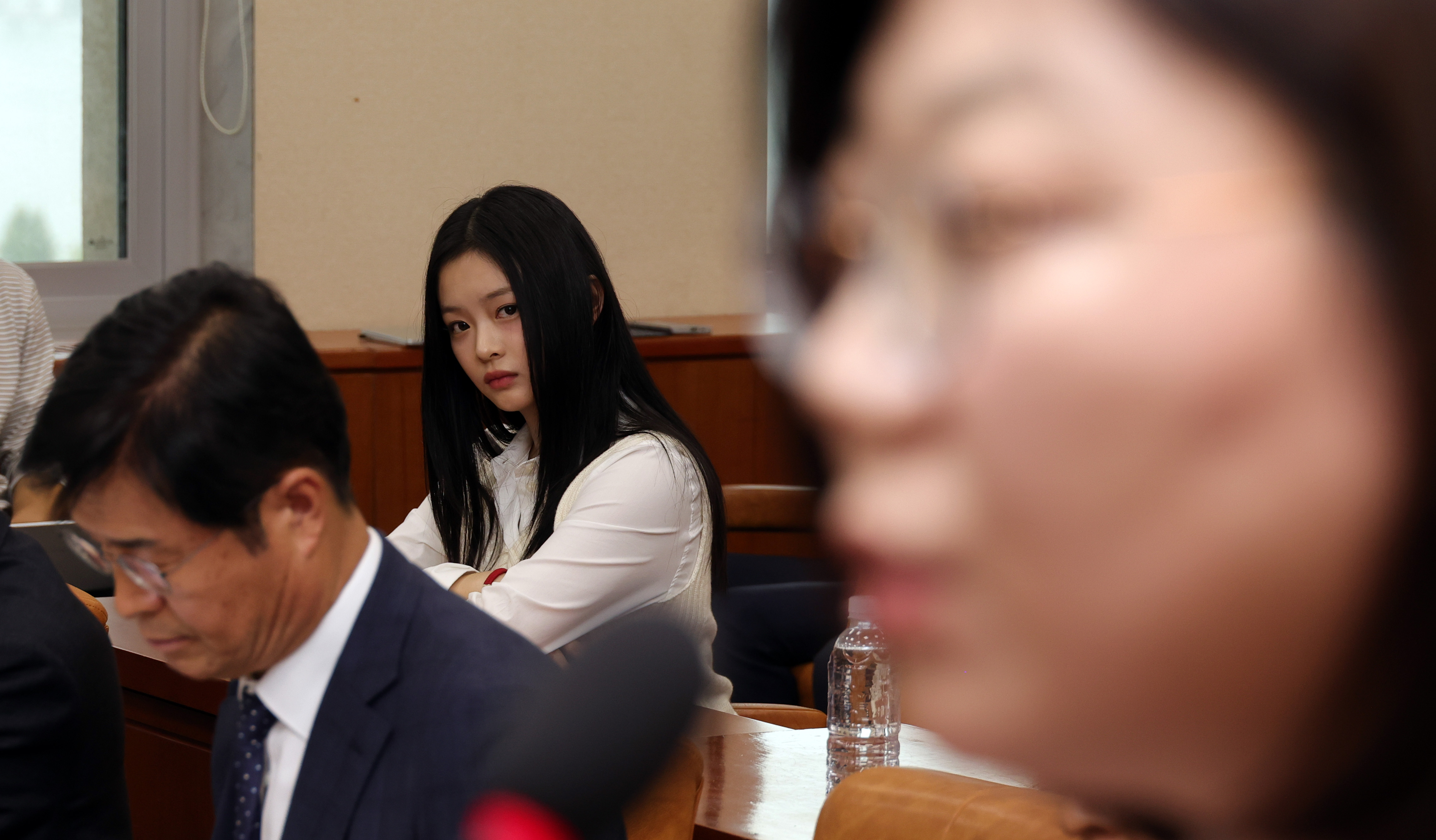 뉴진스 하니 팜씨가 15일 오후 국회 환노위 국정감사에 출석해 김주영 어도어 대표의 발언을 듣고 있다. 2024.10.15 안주영 전문기자