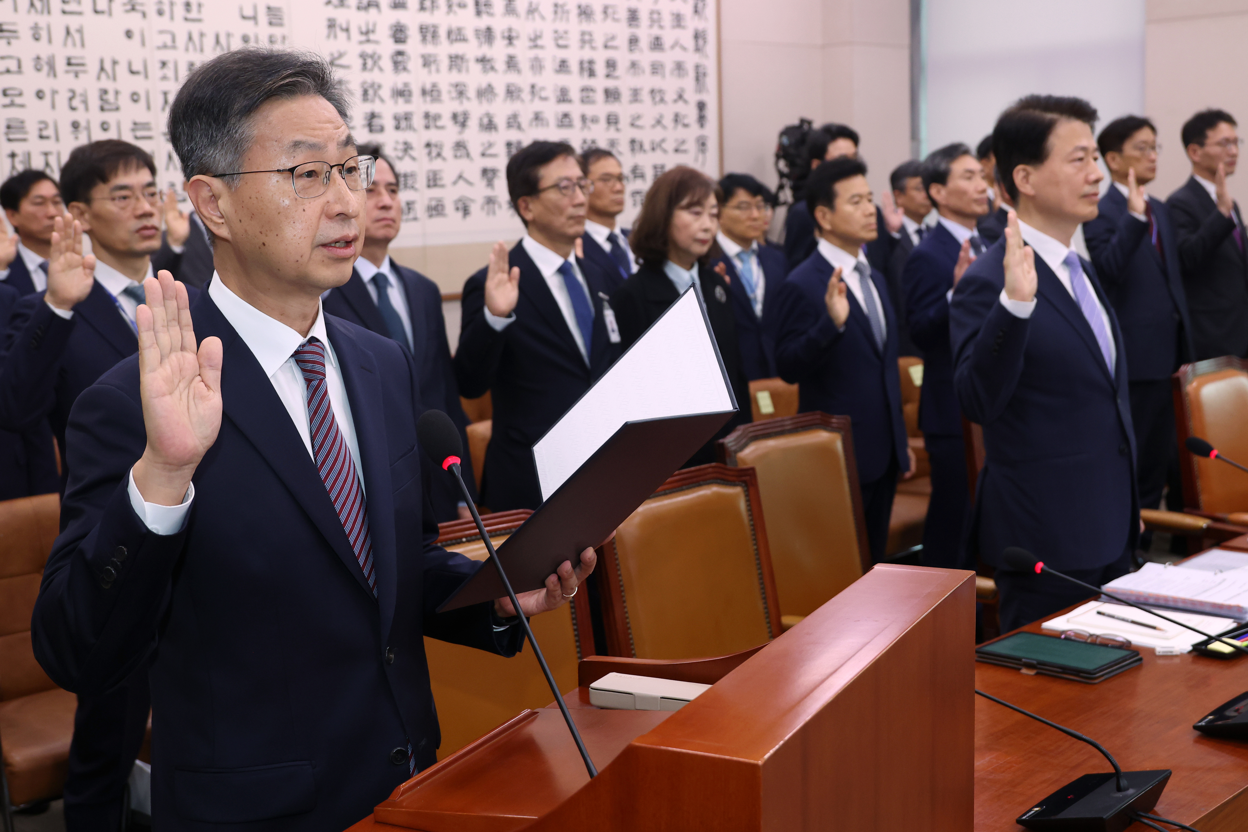 최재해(맨 왼쪽) 감사원장이 15일 국회 법제사법위원회 국정감사에서 증인 선서를 하고 있다.  안주영 전문기자