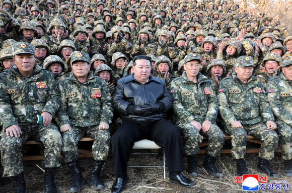 김정은 북한 국무위원장과 북한군. 2024.3.7 평양 조선중앙통신 연합뉴스