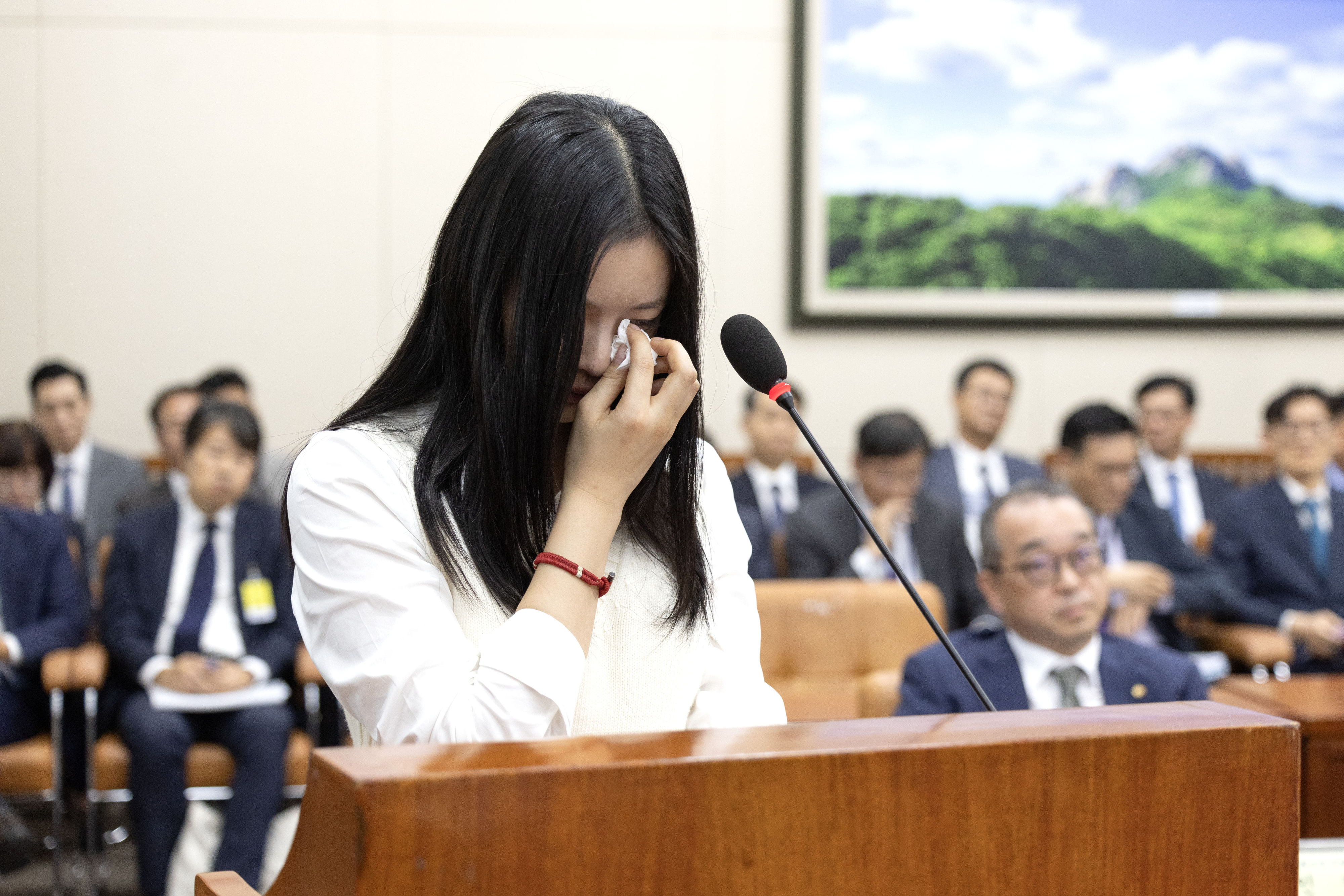 그룹 뉴진스 하니가 15일 서울 여의도 국회에서 열린 환경노동위원회 국정감사에서 눈물을 닦고 있다. 2024.10.15 연합뉴스