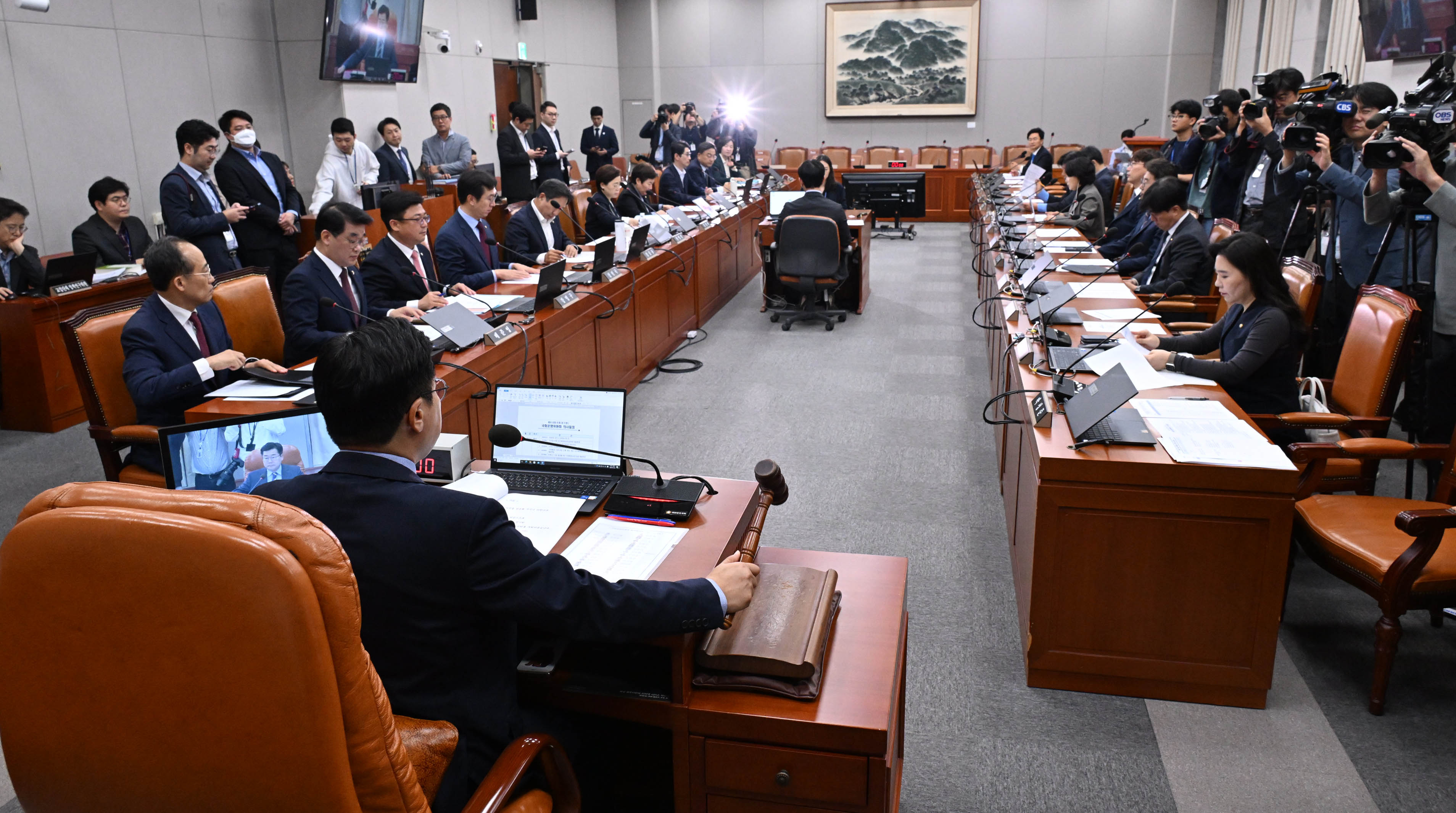 국회 운영위원장인 박찬대 더불어민주당 원내대표가 16일 오전 서울 여의도 국회에서 열린 운영위원회 전체회의애서 의사봉을 두드리고 있다. 2024.10.16안주영 전문기자