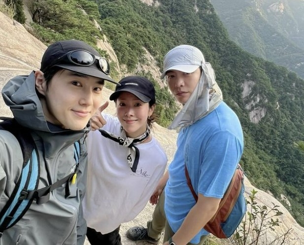 배우 한지민(가운데)과 그룹 엑소 멤버 겸 배우 수호(왼쪽)와 배우 이민기. 한지민 인스타그램 캡처