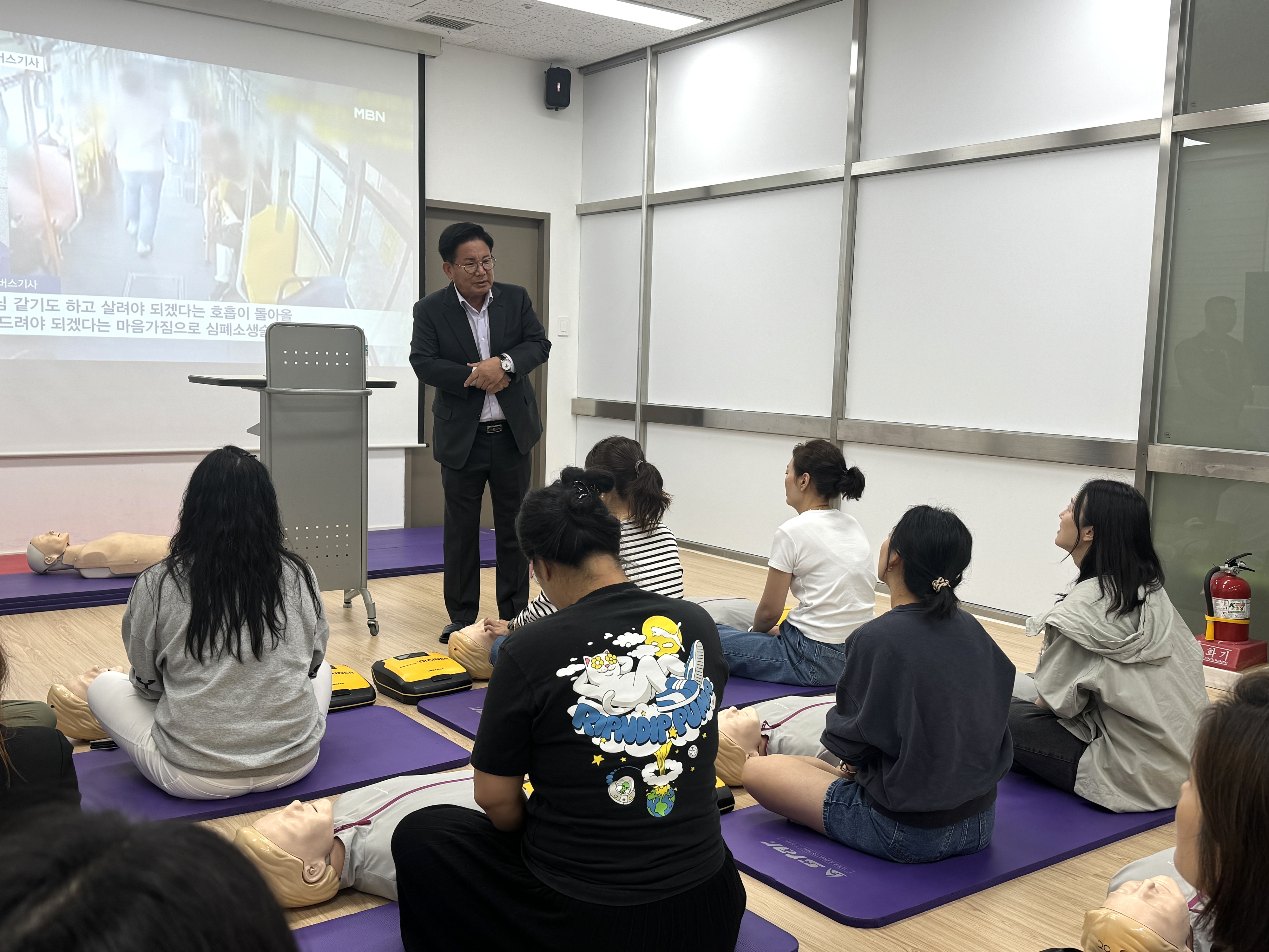 박강수 마포구청장이 16일 하늘초등학교 심폐소생술 교육 참가자들에게 인사말을 전하고 있다. 마포구 제공