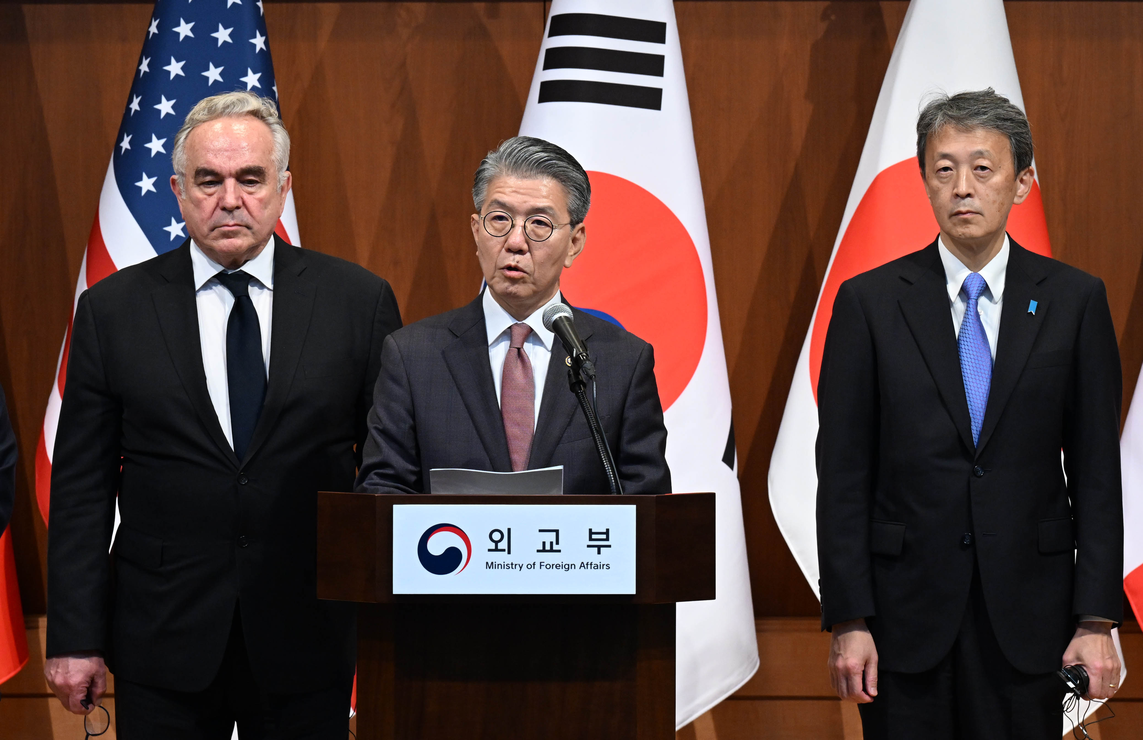 김홍균(가운데) 외교부 1차관이 16일 정부서울청사 별관 외교부에서 커트 캠벨(왼쪽) 미국 국무부 부장관, 오카노 마사타카 일본 외무성 사무차관과 함께 한미일 주도의 유엔 대북 제재 이행을 감시하는 다국적제재모니터링팀(MSMT) 출범을 발표하고 있다. 홍윤기 기자