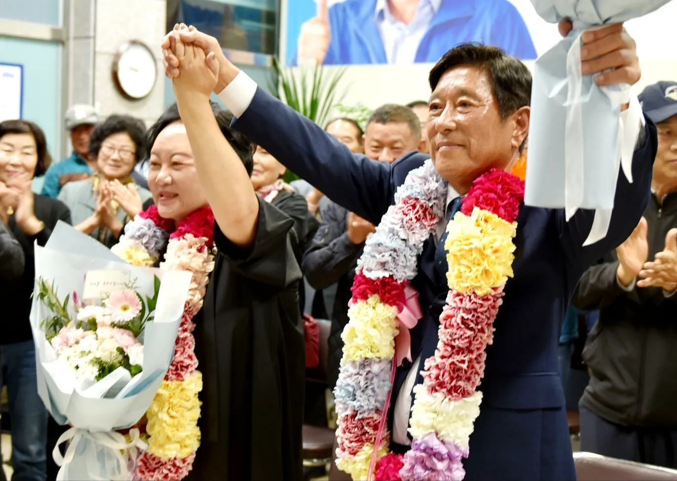 조상래 더불어민주당 곡성군수 후보가 10·16 재보궐 선거 당일인 16일 오후 곡성읍 선거사무소에서 당선이 확실시 되자 지지자들의 환호를 받으며 기뻐하고 있다. 

조상래 후보는 득표율 55.26%로 당선을 확정 지었다. 2024.10.16/뉴스1