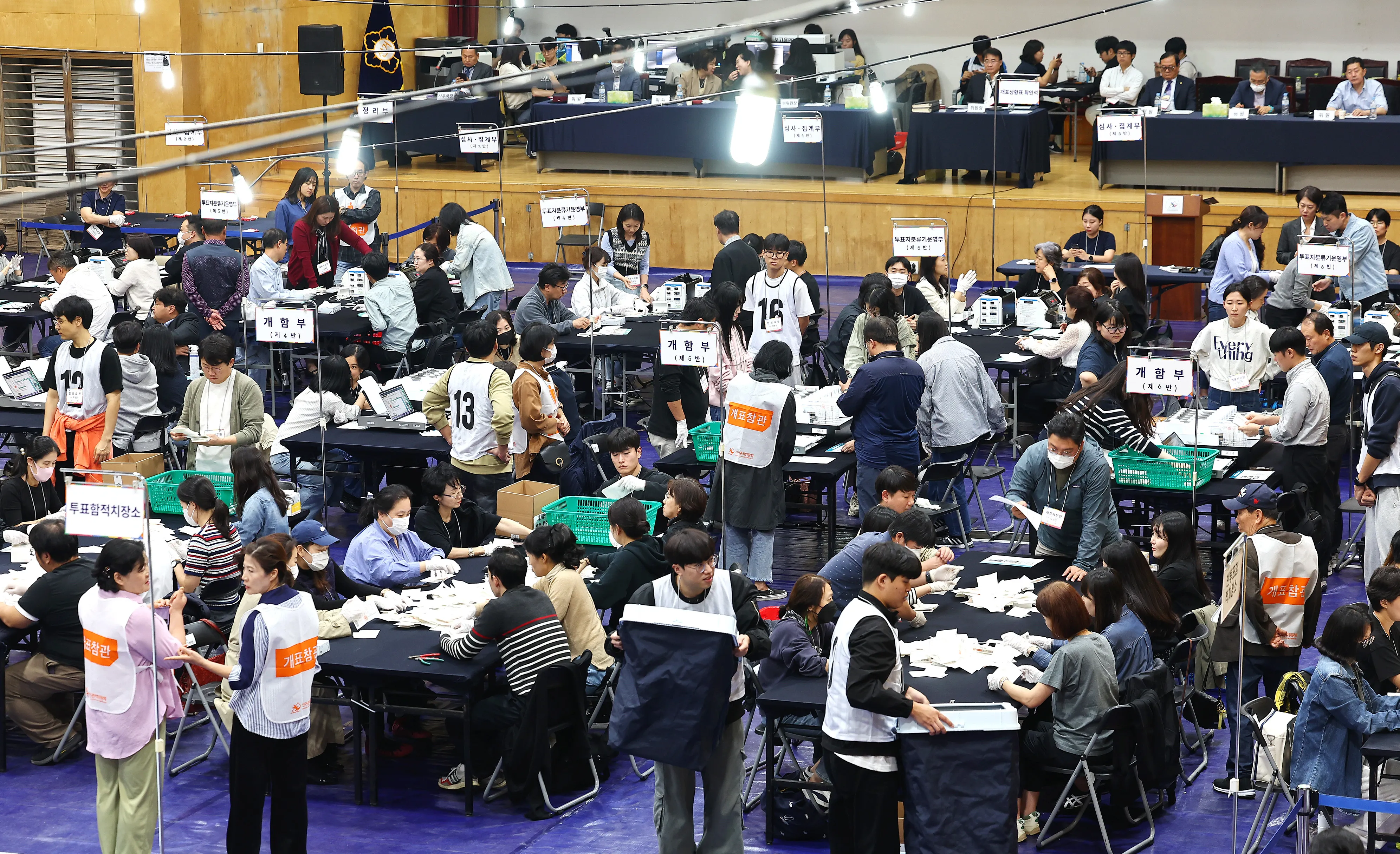 10·16 재보선 뚜껑 열어 보니… 이변은 없었다  기초단체장 4명과 서울시교육감을 선출하는 재보궐선거일인 16일 개표사무원들이 서울 종로구 경기상업고에 마련된 서울시교육감 보궐선거 개표소에서 개표 작업을 하고 있다. 이날 재보선 투표율은 24.62％였다. 이 중 서울시교육감을 제외한 4곳의 기초단체장 재보선 투표율은 53.90％로, 지난해 10·11 서울 강서구청장 보선 투표율(48.7%)을 넘겼다.
연합뉴스