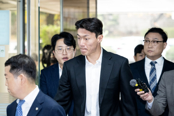 불법 촬영 혐의를 받는 축구선수 황의조가 16일 오전 서울 서초구 서울중앙지방법원에서 열린 성폭력범죄의 처벌 등에 관한 특례법 위반 혐의 관련 1차 공판에 출석하기 위해 법정으로 향하고 있다. 2024.10.16 공동취재