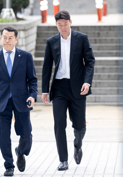 불법 촬영 혐의를 받는 축구선수 황의조가 16일 오전 서울 서초구 서울중앙지방법원에서 열린 성폭력범죄의 처벌 등에 관한 특례법 위반 혐의 관련 1차 공판에 출석하기 위해 법정으로 향하고 있다. 2024.10.16 공동취재