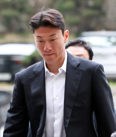 불법 촬영 혐의를 받는 축구선수 황의조가 16일 오전 서울 서초구 서울중앙지방법원에서 열린 성폭력범죄의 처벌 등에 관한 특례법 위반 혐의 관련 1차 공판에 출석하기 위해 법정으로 향하고 있다. 2024.10.16 공동취재