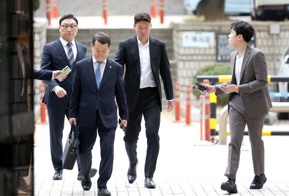 불법 촬영 혐의를 받는 축구선수 황의조가 16일 오전 서울 서초구 서울중앙지방법원에서 열린 성폭력범죄의 처벌 등에 관한 특례법 위반 혐의 관련 1차 공판에 출석하기 위해 법정으로 향하고 있다. 2024.10.16 공동취재