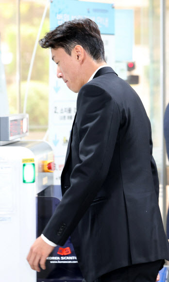 불법 촬영 혐의를 받는 축구선수 황의조가 16일 오전 서울 서초구 서울중앙지방법원에서 열린 성폭력범죄의 처벌 등에 관한 특례법 위반 혐의 관련 1차 공판에 출석하기 위해 법정으로 향하고 있다. 2024.10.16 공동취재