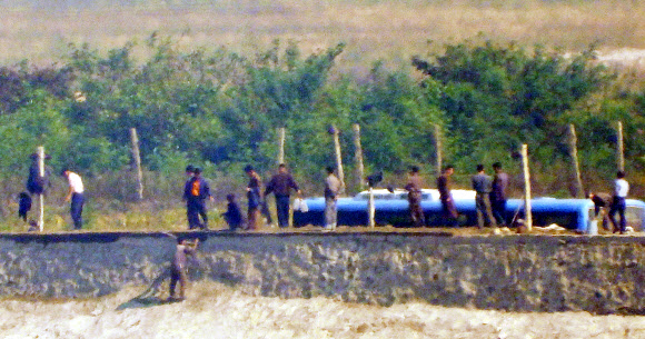 해안 철책 작업하는 북한 군인과 주민들