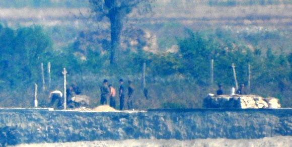 해안 철책 작업하는 북한 군인들