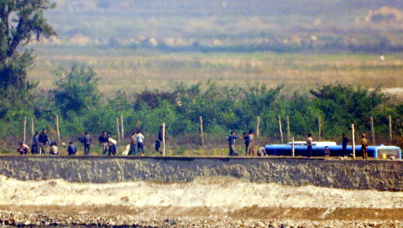 해안 철책 작업하는 북한 군인과 주민들