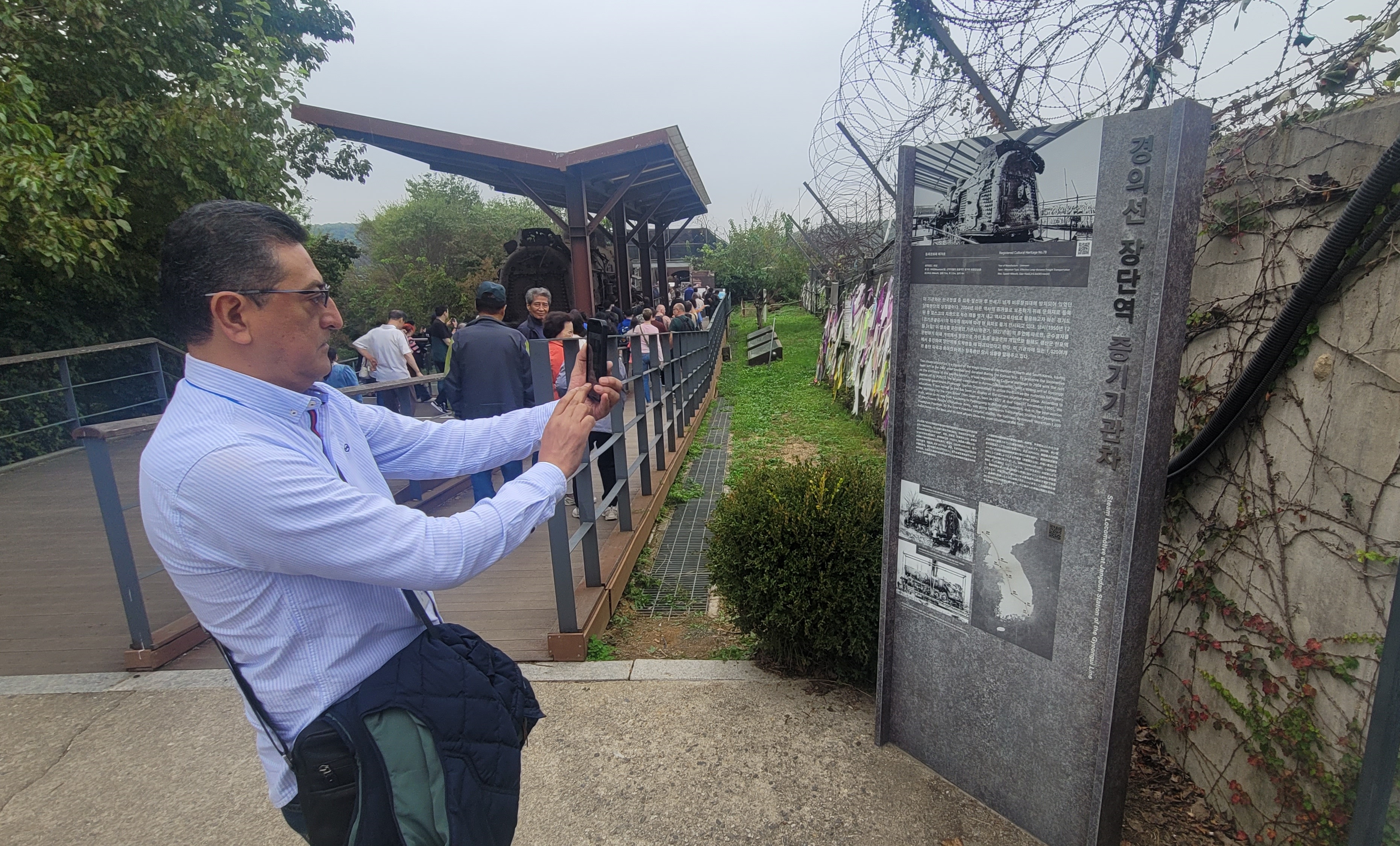 16일 오전 파주 임진각관광지를 찾은 한 외국인 관광객이 경의선 화통열차 설명문을 촬영하고 있다.