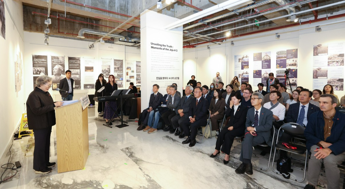 ‘제주4·3 국제특별전 개막식 및 심포지엄’이 16일 영국 런던 브런즈윅 갤러리에서 현지 한국학 전문가, 역사, 경제, 문화 등 다양한 분야의 전문가와 학생 등 100여명이 참석한 가운데 열리고 있다. 제주도 제공