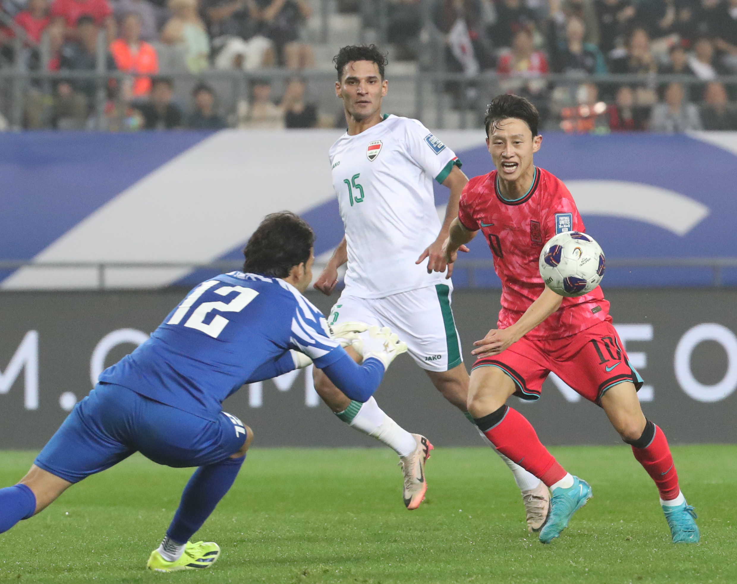 한국 남자축구 국가대표 이재성이 15일 용인미르스타디움에서 열린 2026 북중미월드컵 아시아 지역 3차 예선 B조 4차전 이라크와의 홈 경기에서 공격하고 있다. 뉴스1