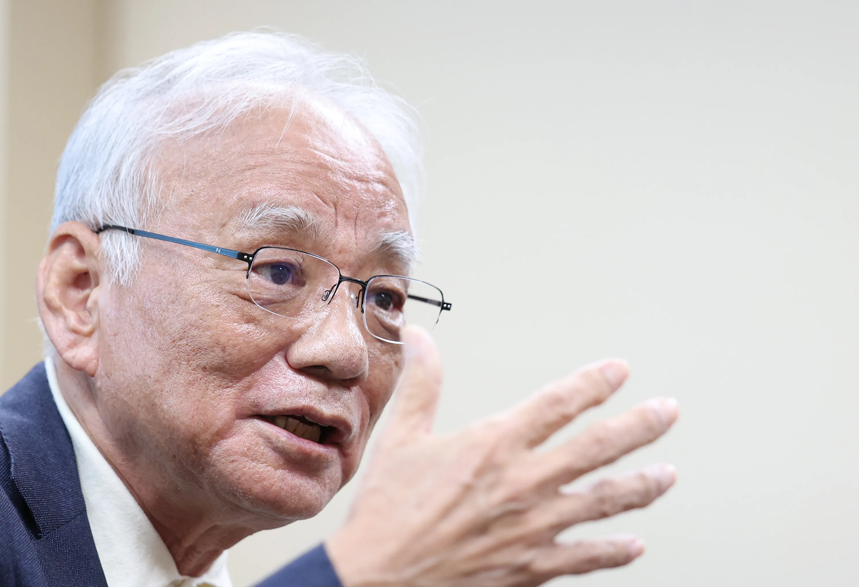 장형진 영풍 고문  장형진 영풍 고문이 24일 서울 종로구 영풍빌딩에서 인터뷰에 응하고 있다. 2024.9.24