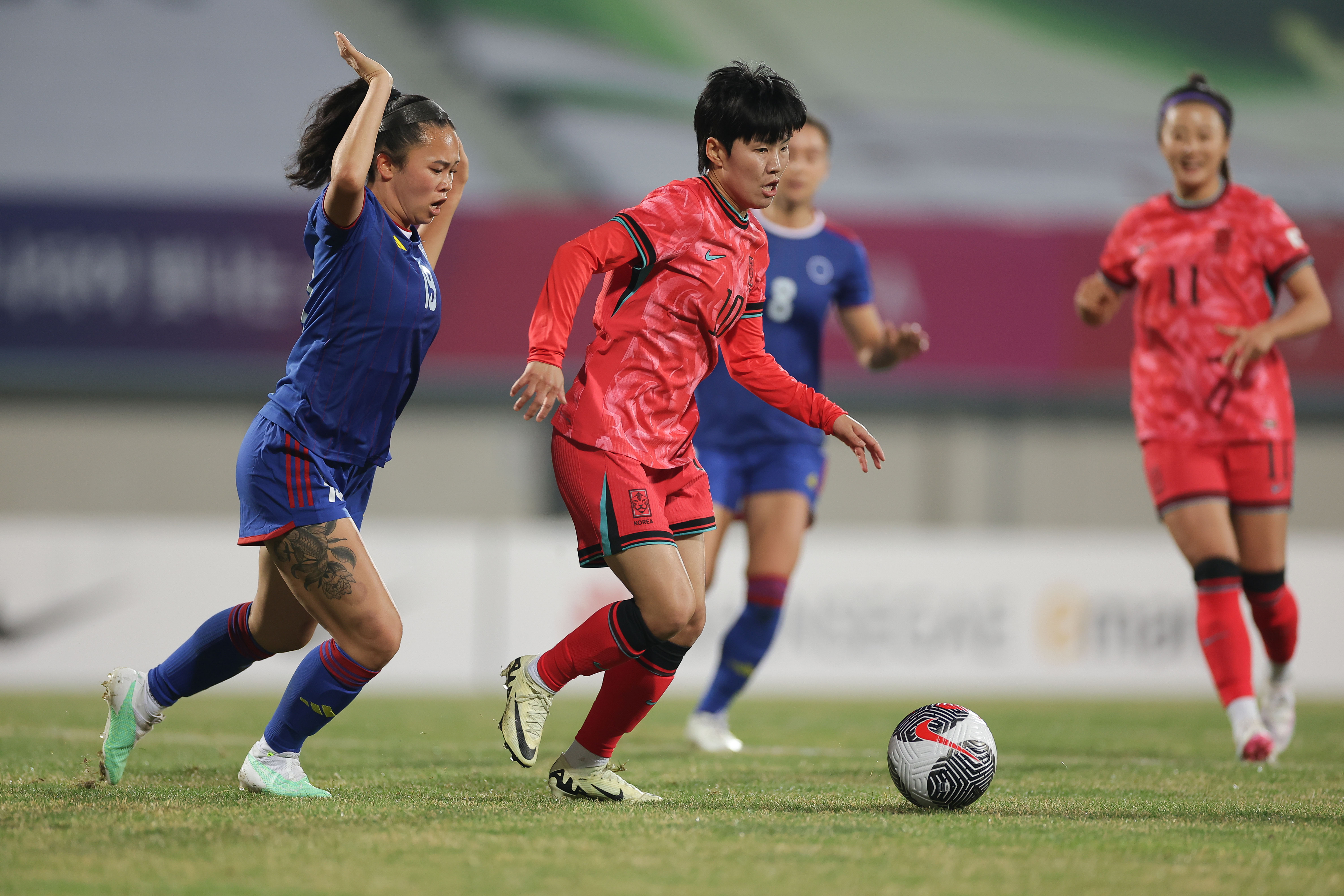 한국 여자축구 국가대표 지소연이 지난 4월 8일 이천종합운동장에서 열린 필리핀과의 친선전에서 드리블하고 있다. 대한축구협회 제공