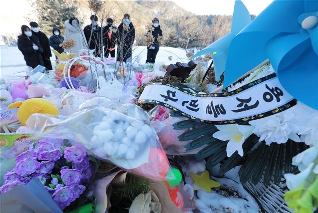 아동학대 방지를 위한 이른바 ‘정인이법’이 법제사법위원회를 통과한 지난 2021년 1월 8일 서울 양평 경기 양평 하이패밀리 안데르센 공원묘지에서 시민들이 정인(가명)양을 추모하고 있다. 여야는 이날 오후 국회 본회의에서 법안을 의결할 예정이다. 2021.1.8. 뉴스1