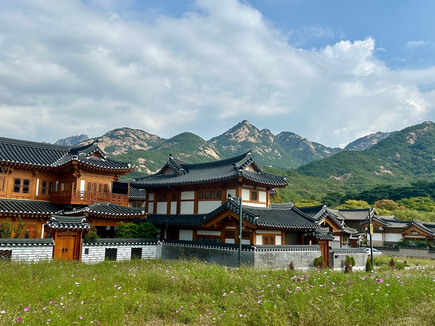 서울 은평구 진관동에 있는 은평한옥마을의 모습. 북한산의 아름다운 자연환경과 현대식 한옥이 어우러진 지역 대표 명소다.