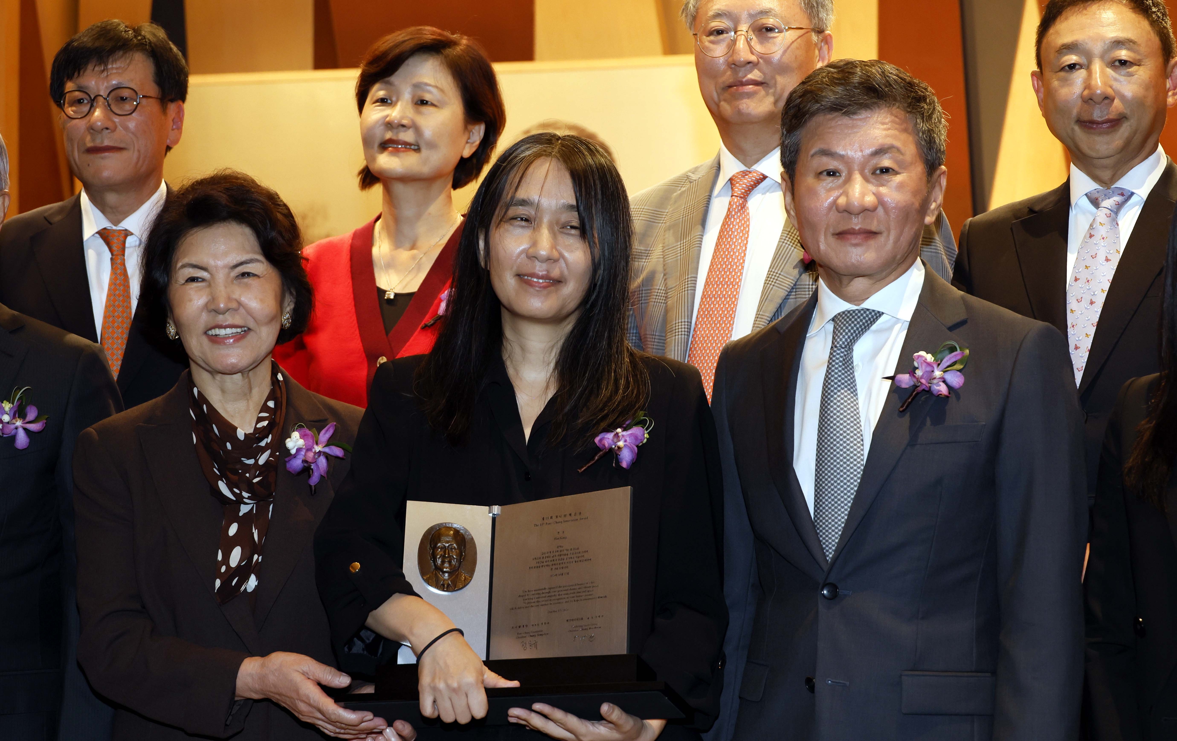 한국인 최초로 노벨문학상을 수상한 한강 작가가 17일 서울 강남구 아이파크타워에서 열린 제18회 포니정 혁신상 시상식에서 참석자들과 기념사진을 촬영하고있다. 2024.10.17 사진공동취재단