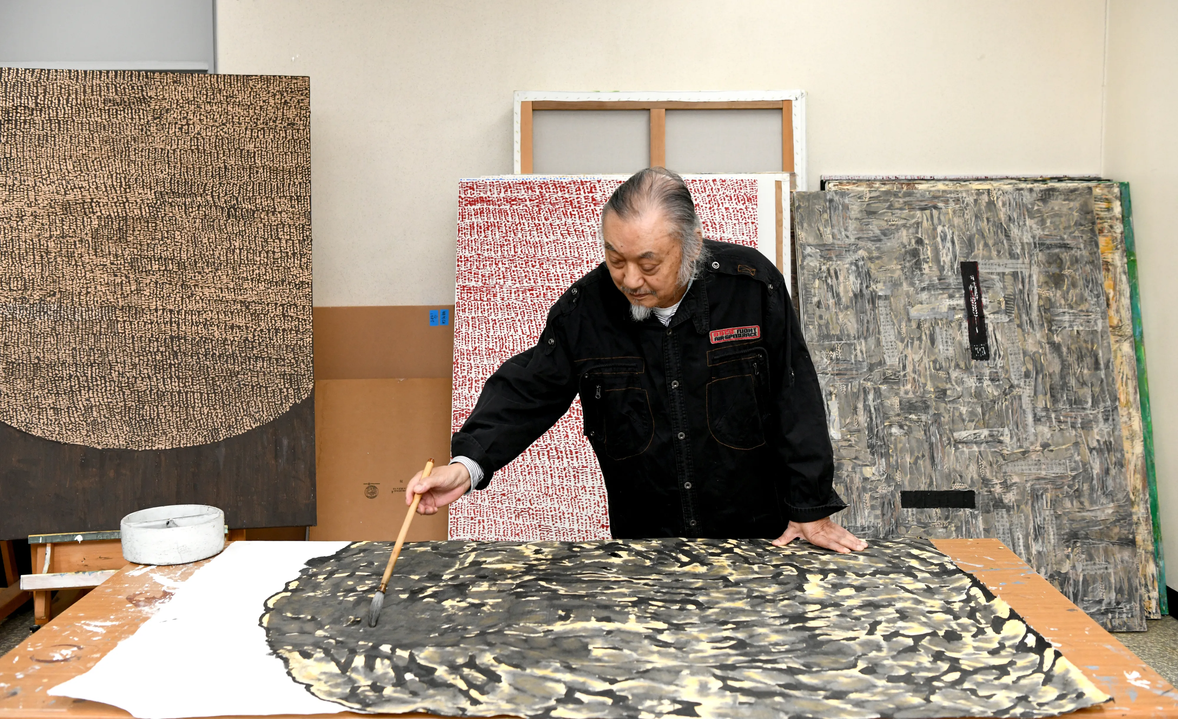 송계(松溪) 박영대 화백이 작품활동을 펼치고 있다. 백석대 제공