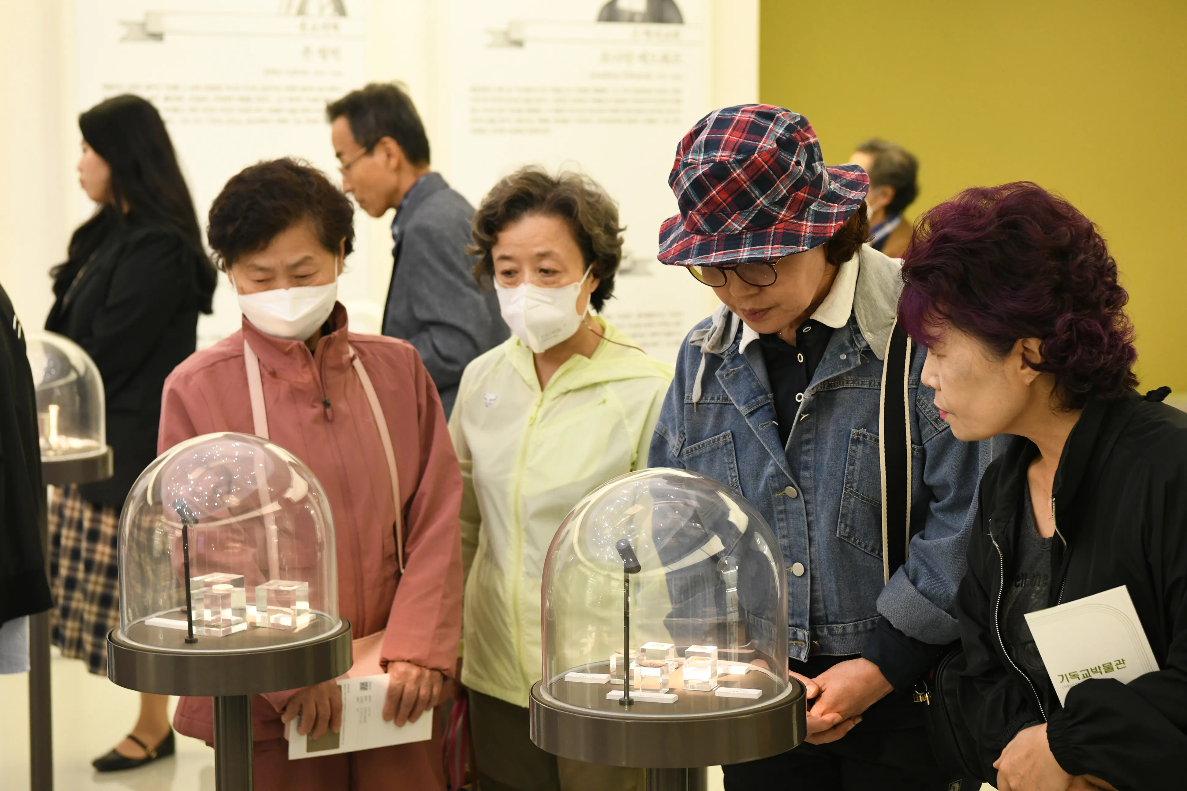 관람객들이 백석대 기독교박물관 유물을 관람하고 있다. 백석대 제공